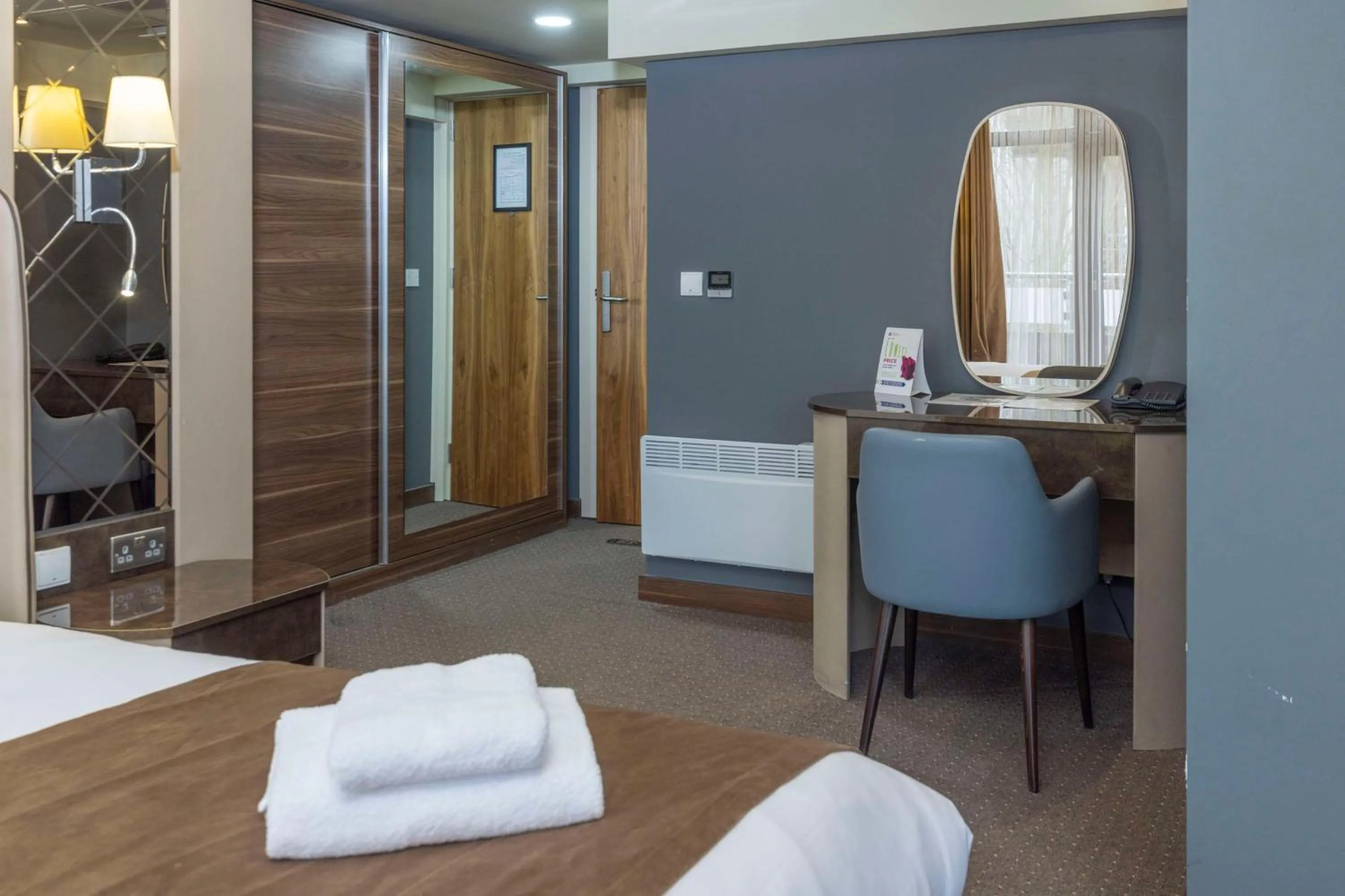 Bedroom, Bed in Putney Hotel