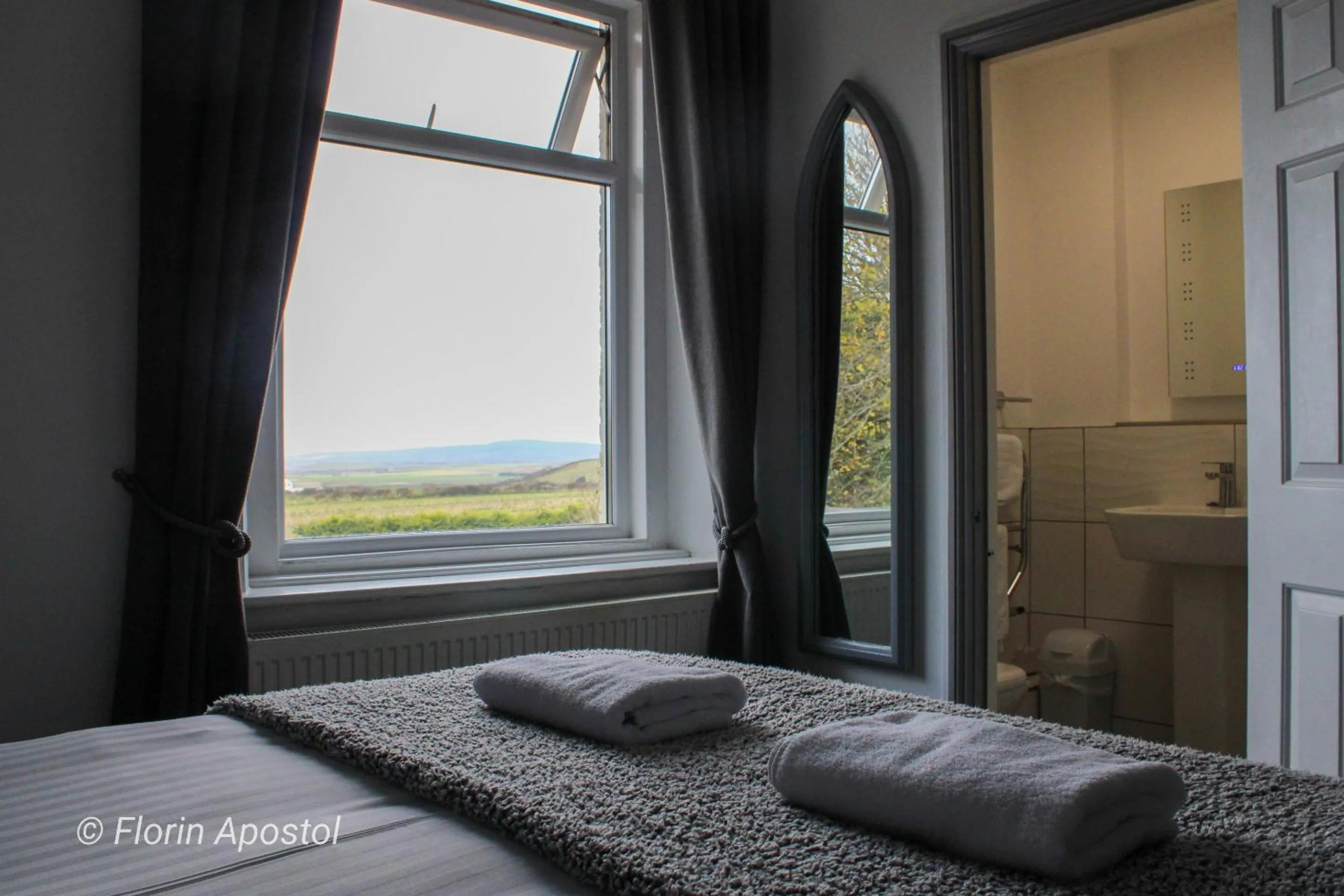 Bedroom, Bed in The Wight Mouse Inn