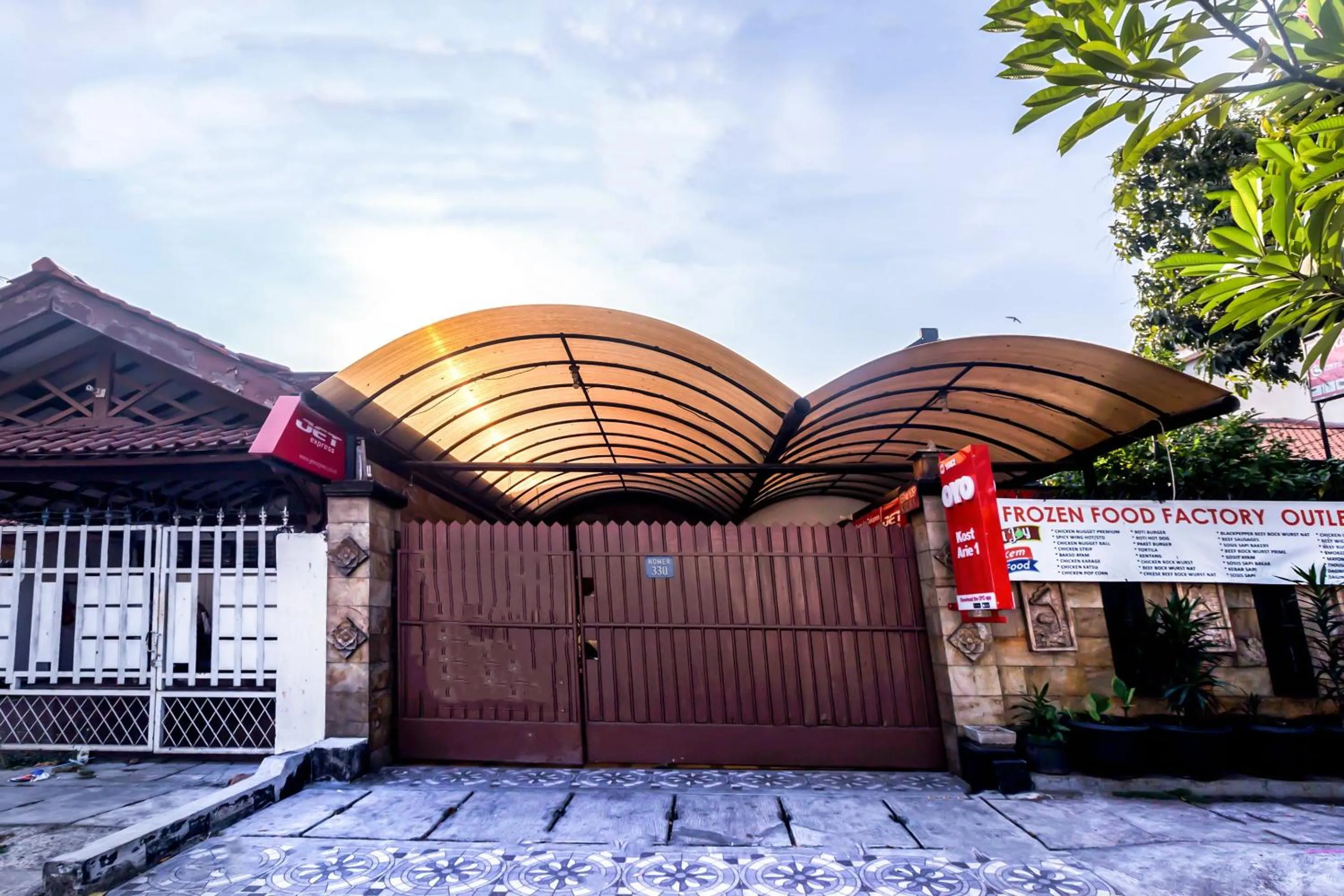 Facade/entrance in Hotel O Kost Arie 1