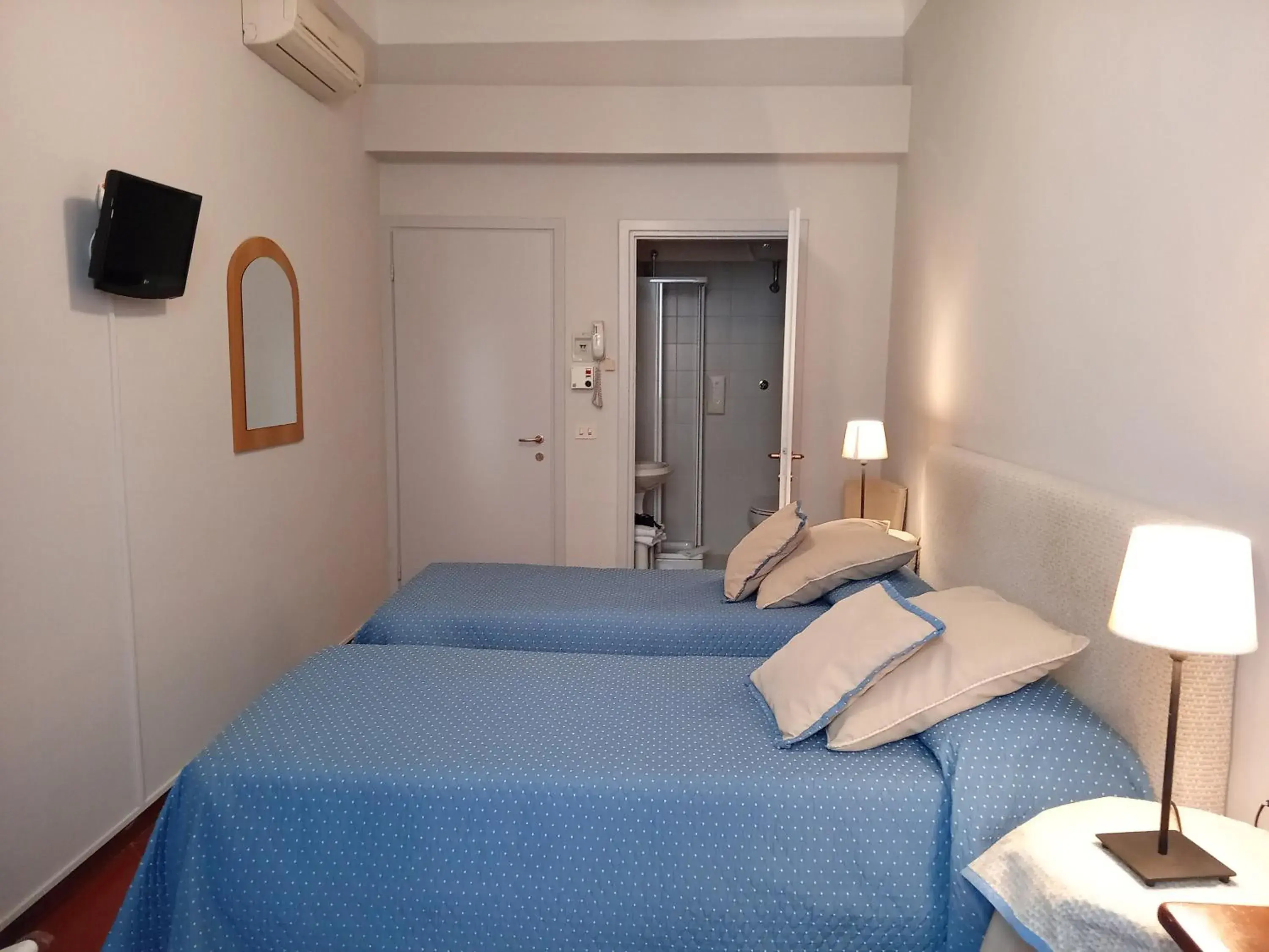 Twin Room in Hotel Tourist House Twin Room in Hotel Tourist House