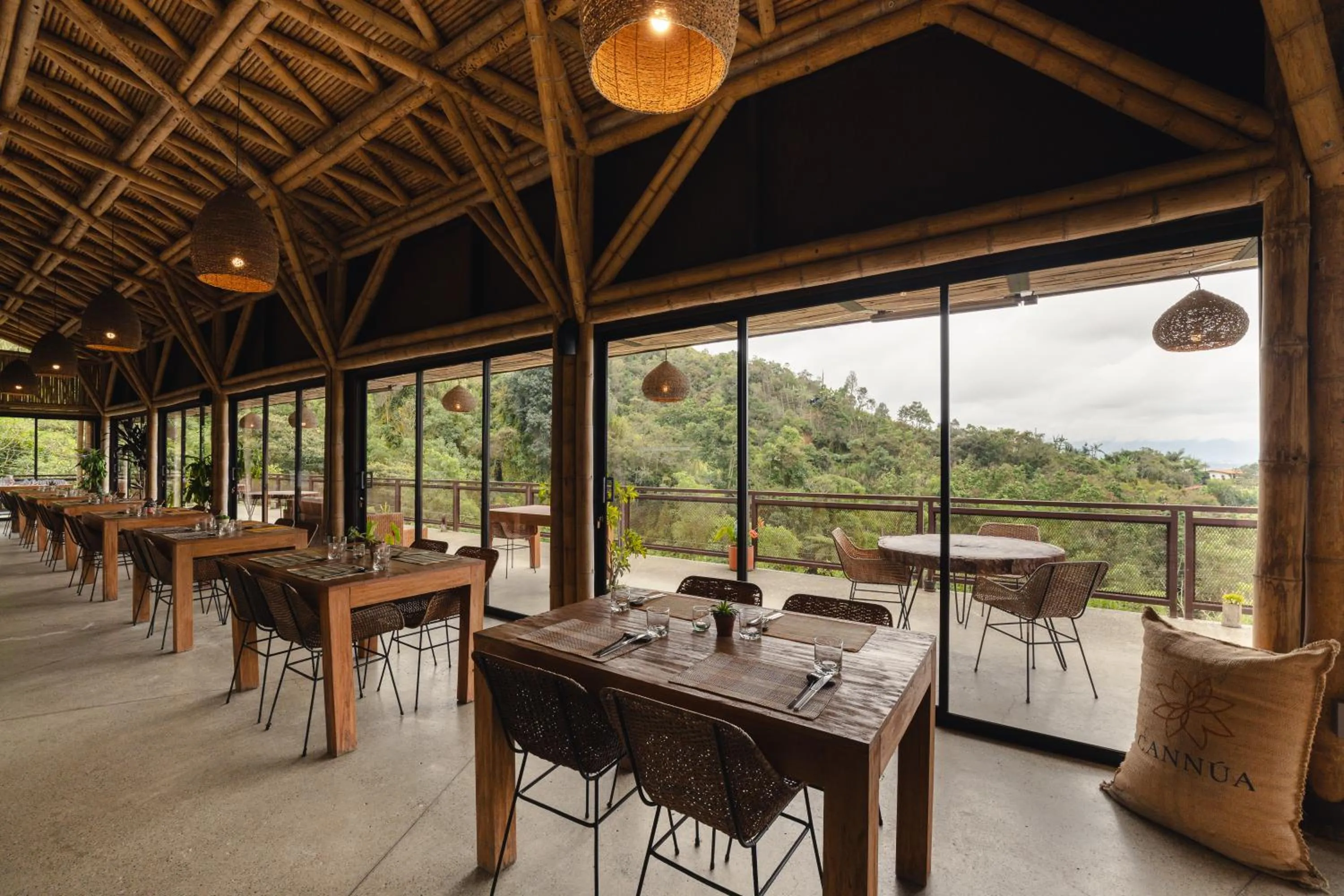 Restaurant/places to eat in Cannúa Lodge Hotel