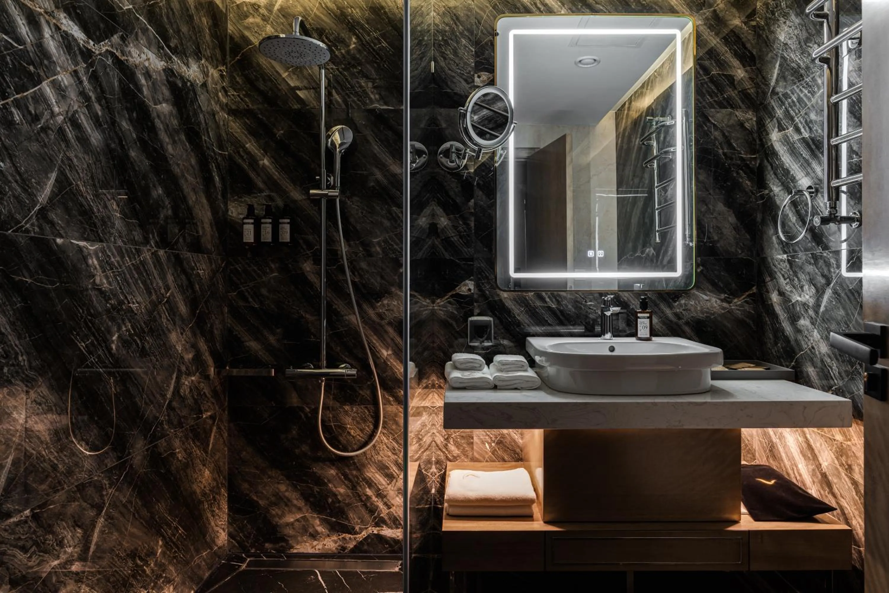 Shower in Mövenpick Samarkand