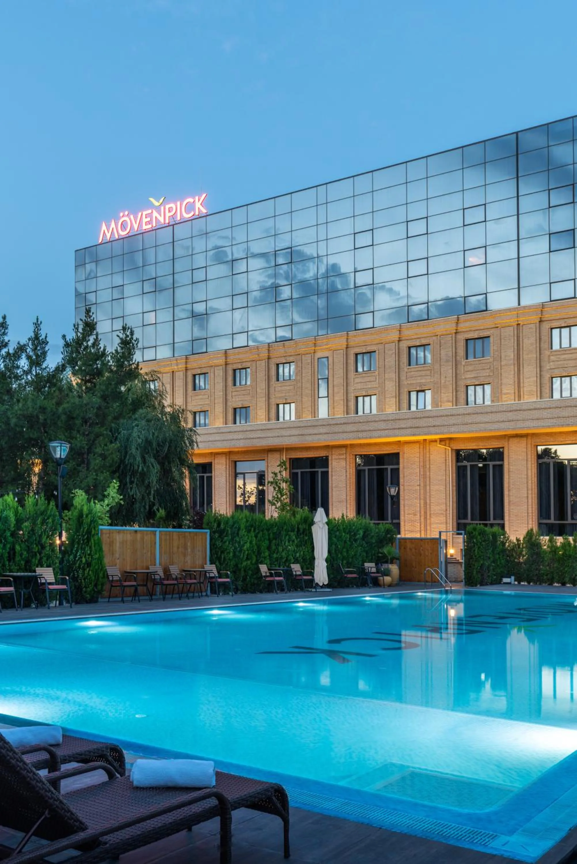 Swimming pool in Mövenpick Samarkand