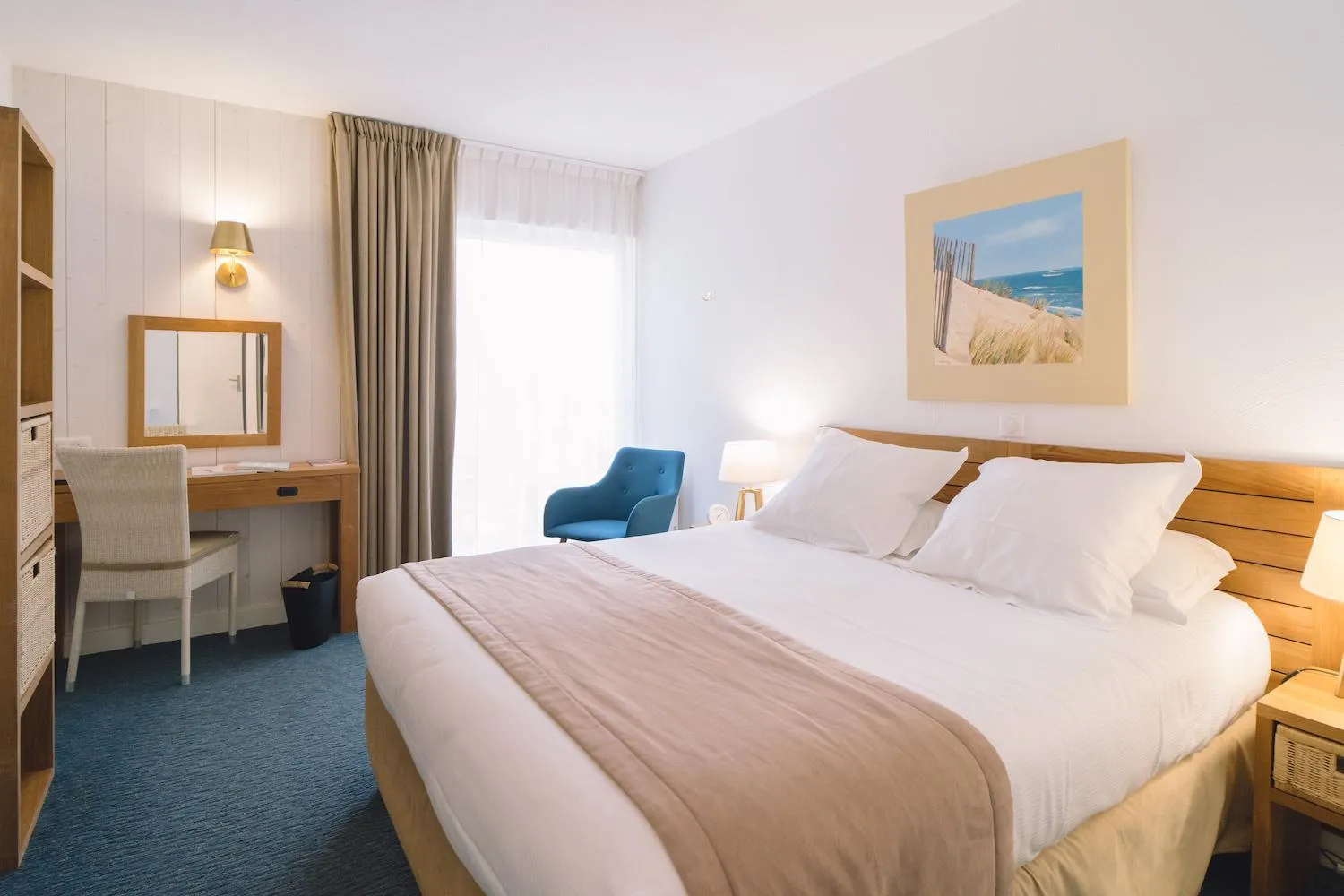 Photo of the whole room, Bed in Fleur de Sel