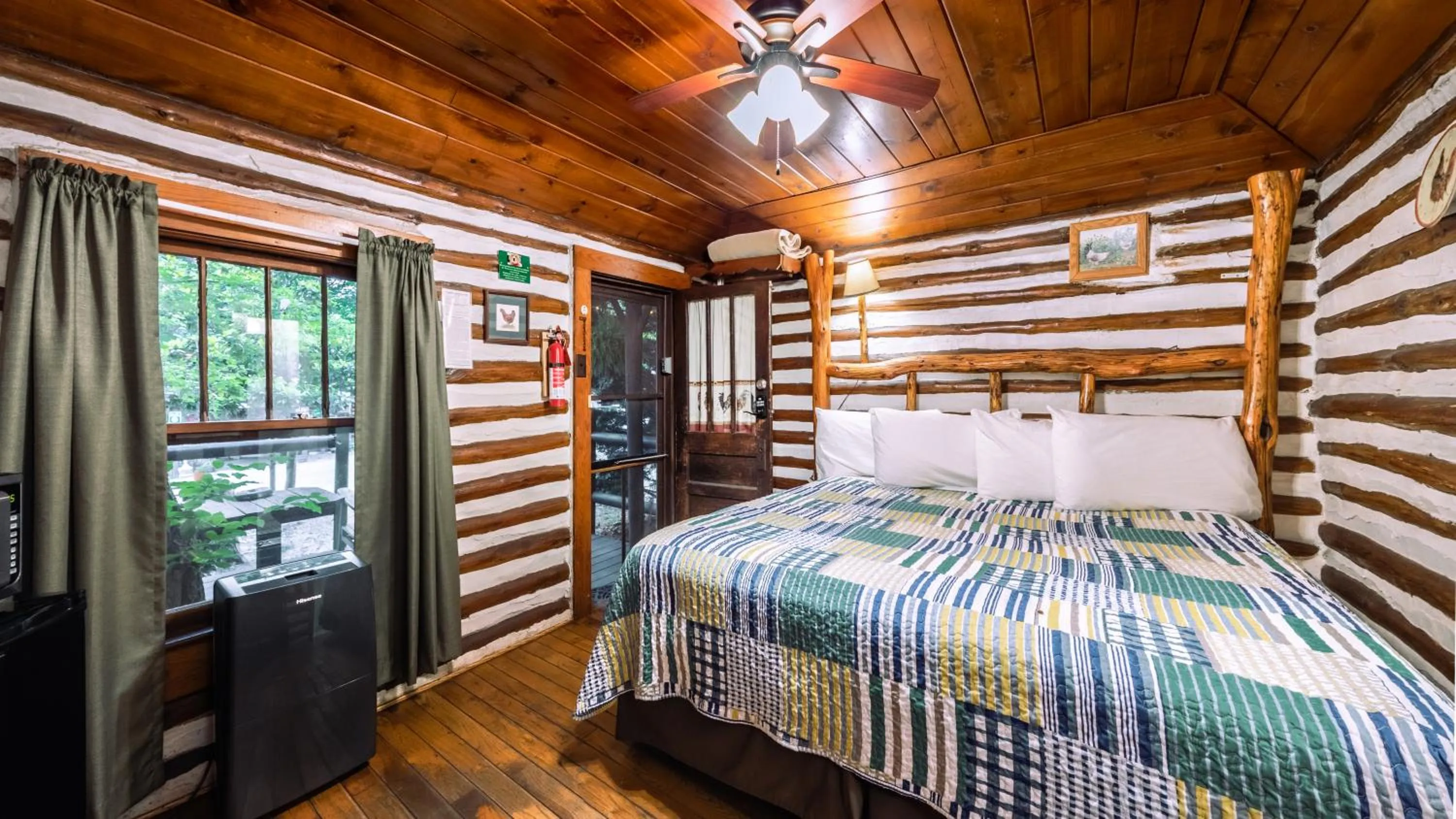 Bedroom, Bed in Log Cabin Motor Court