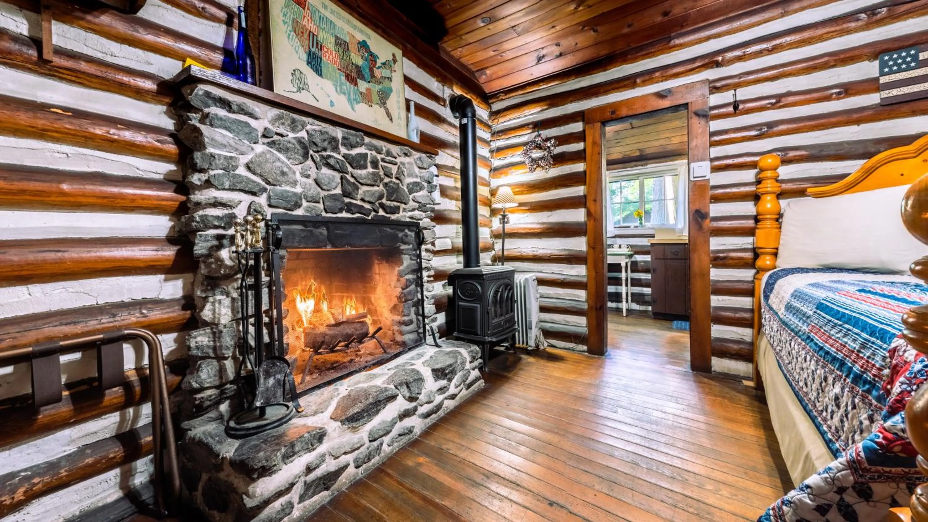 Living room, Bed in Log Cabin Motor Court
