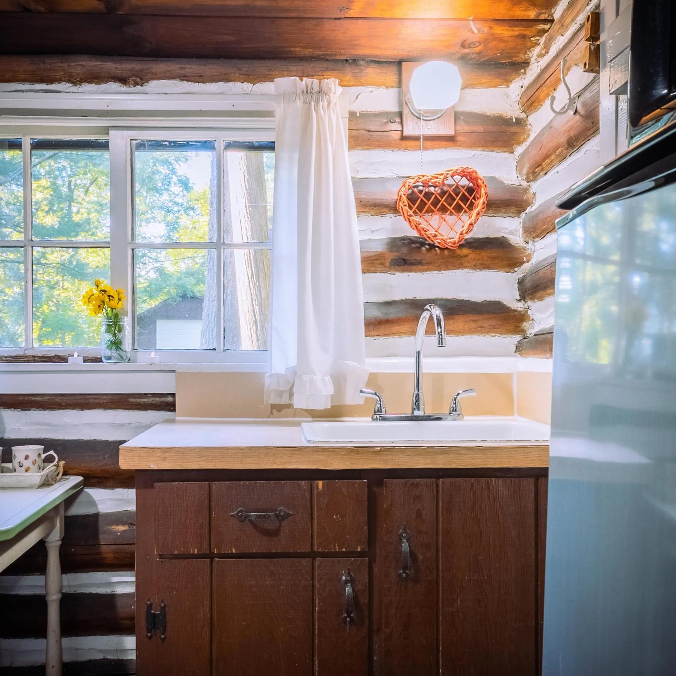 Kitchen or kitchenette in Log Cabin Motor Court