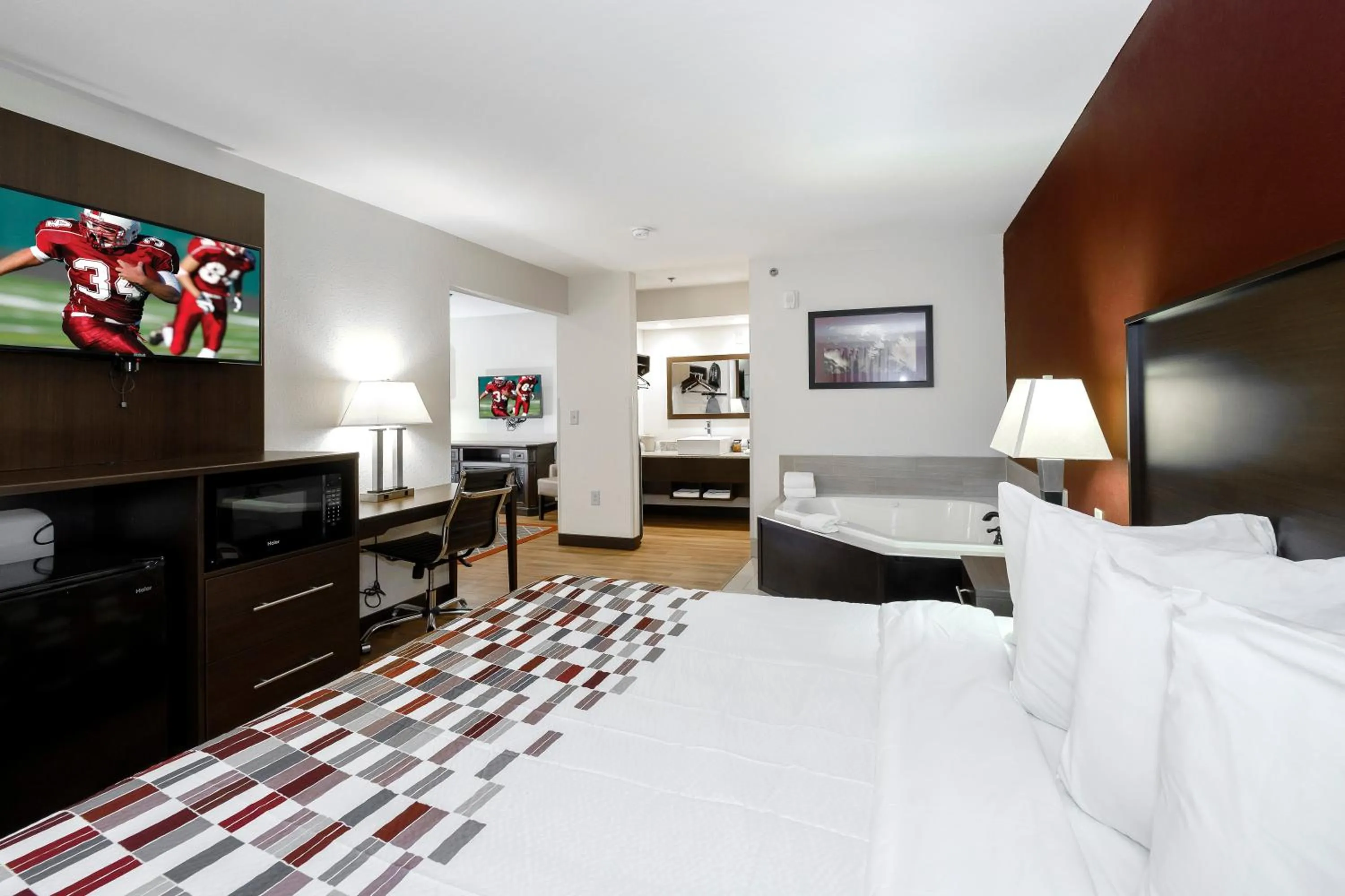 Photo of the whole room, Bed in Red Roof Inn Helen