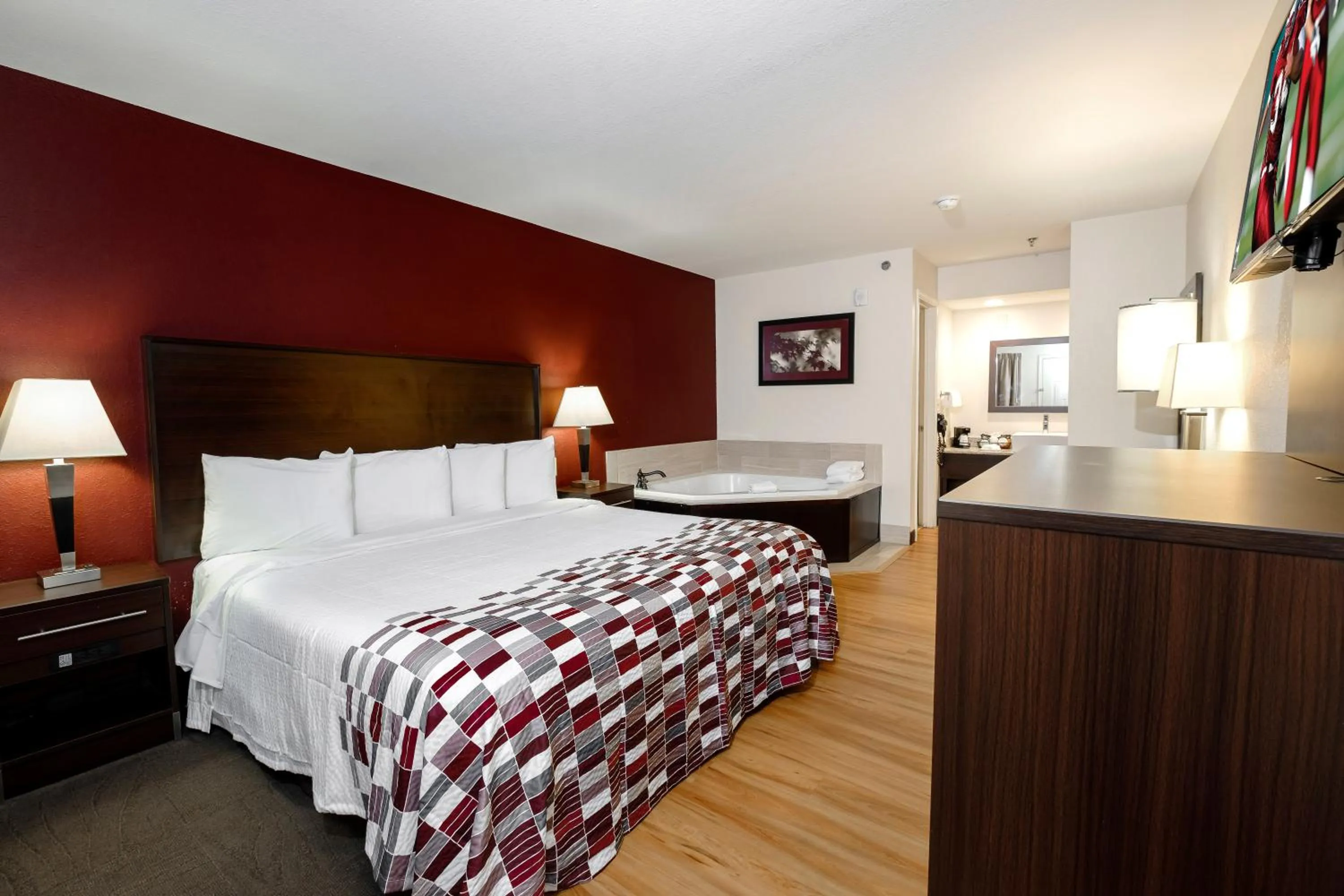 Photo of the whole room, Bed in Red Roof Inn Helen