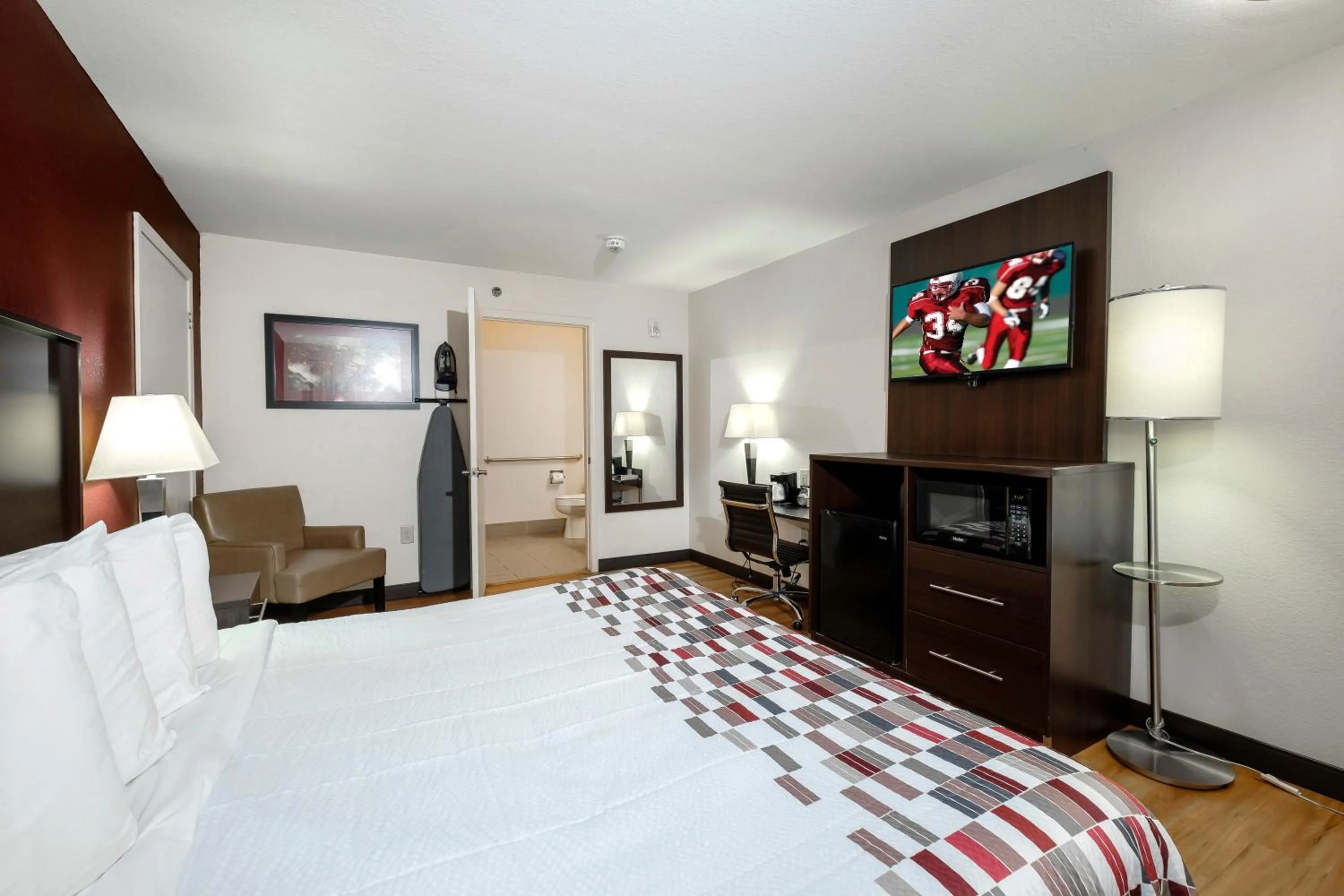 Photo of the whole room, Bed in Red Roof Inn Helen