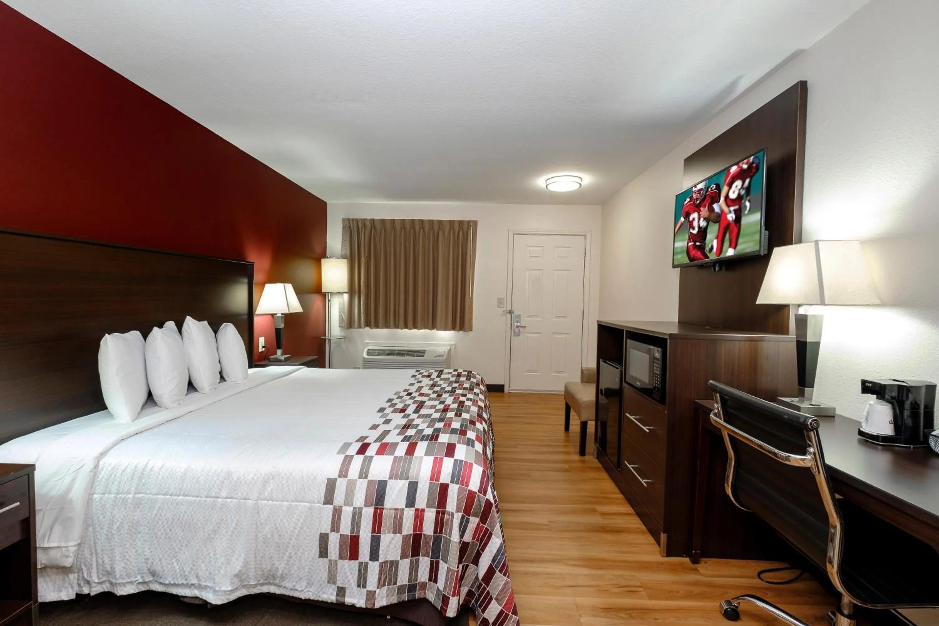 Photo of the whole room, Bed in Red Roof Inn Helen