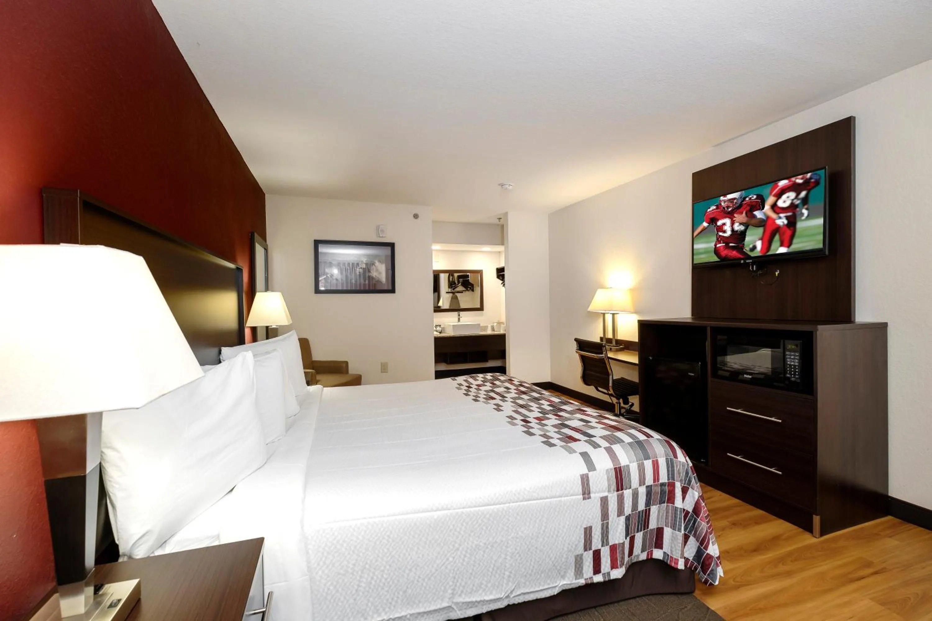 Photo of the whole room, Bed in Red Roof Inn Helen