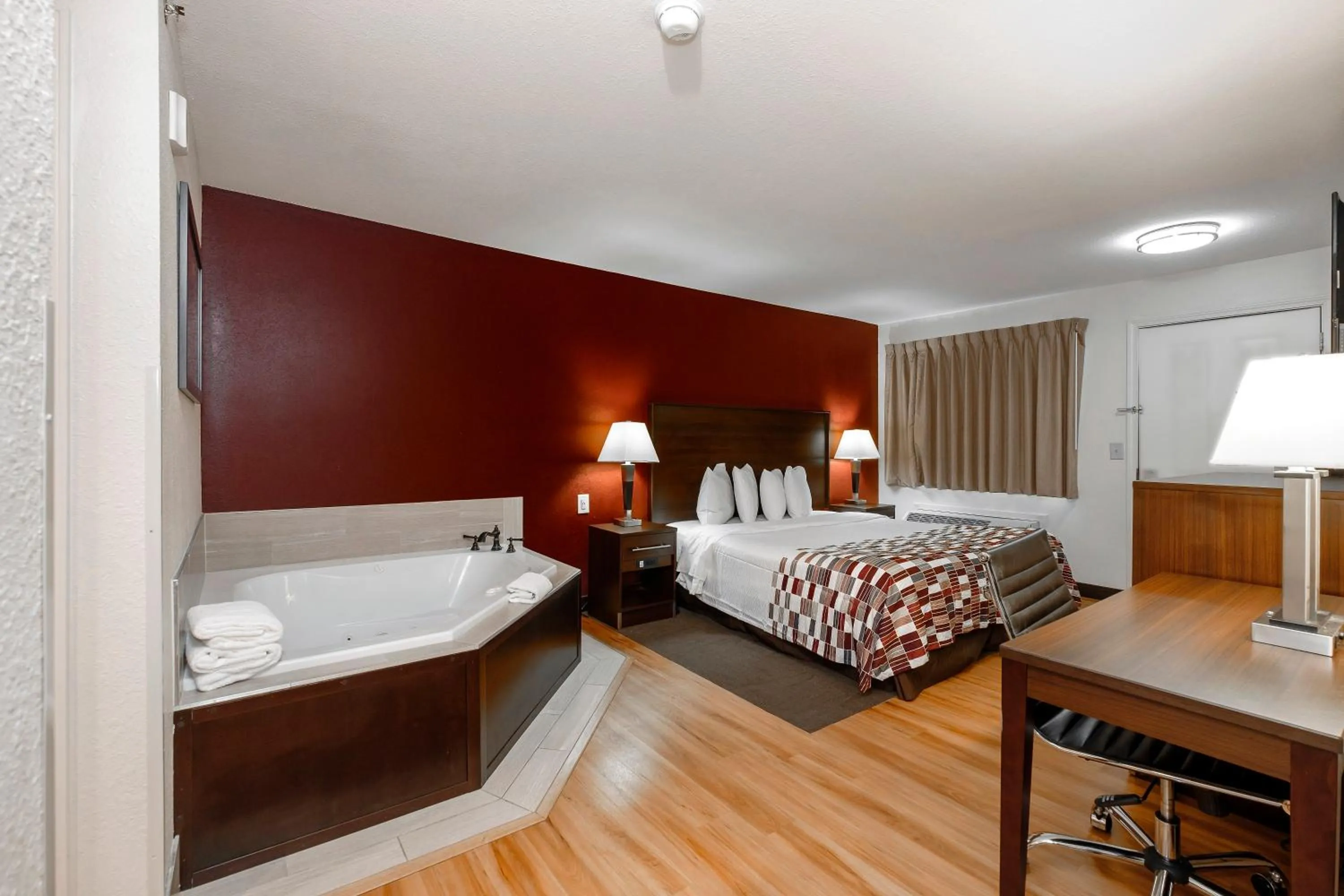 Photo of the whole room, Bed in Red Roof Inn Helen