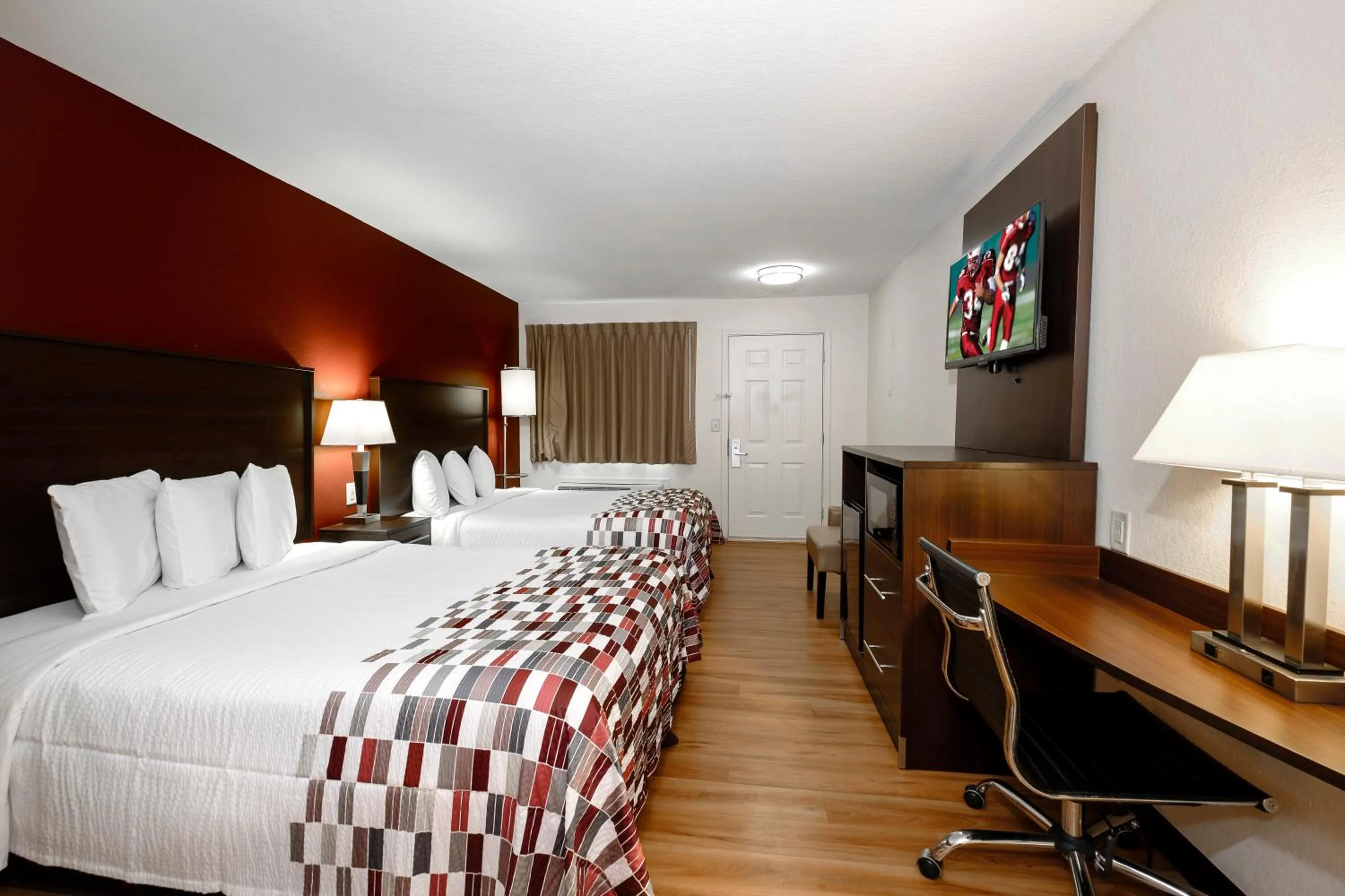 Photo of the whole room, Bed in Red Roof Inn Helen