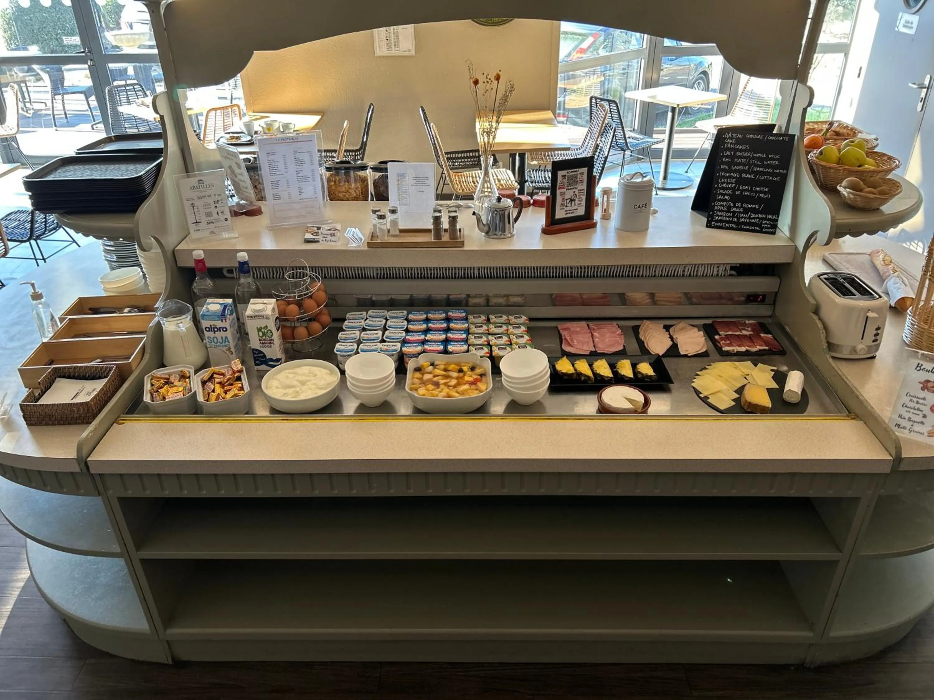 Breakfast in Contact Hôtel Le Provençal Bordeaux Lac