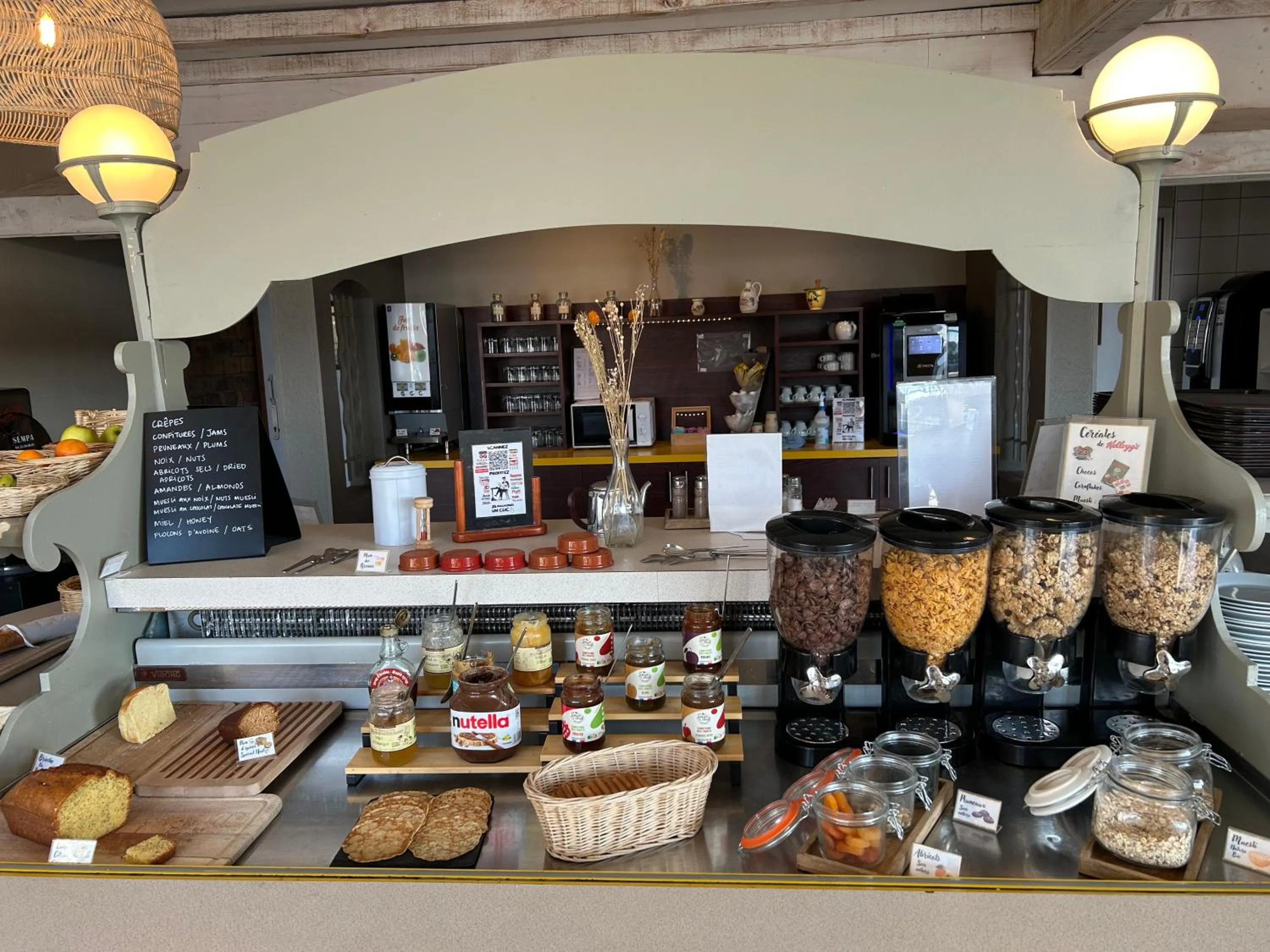 Food and drinks in Contact Hôtel Le Provençal Bordeaux Lac