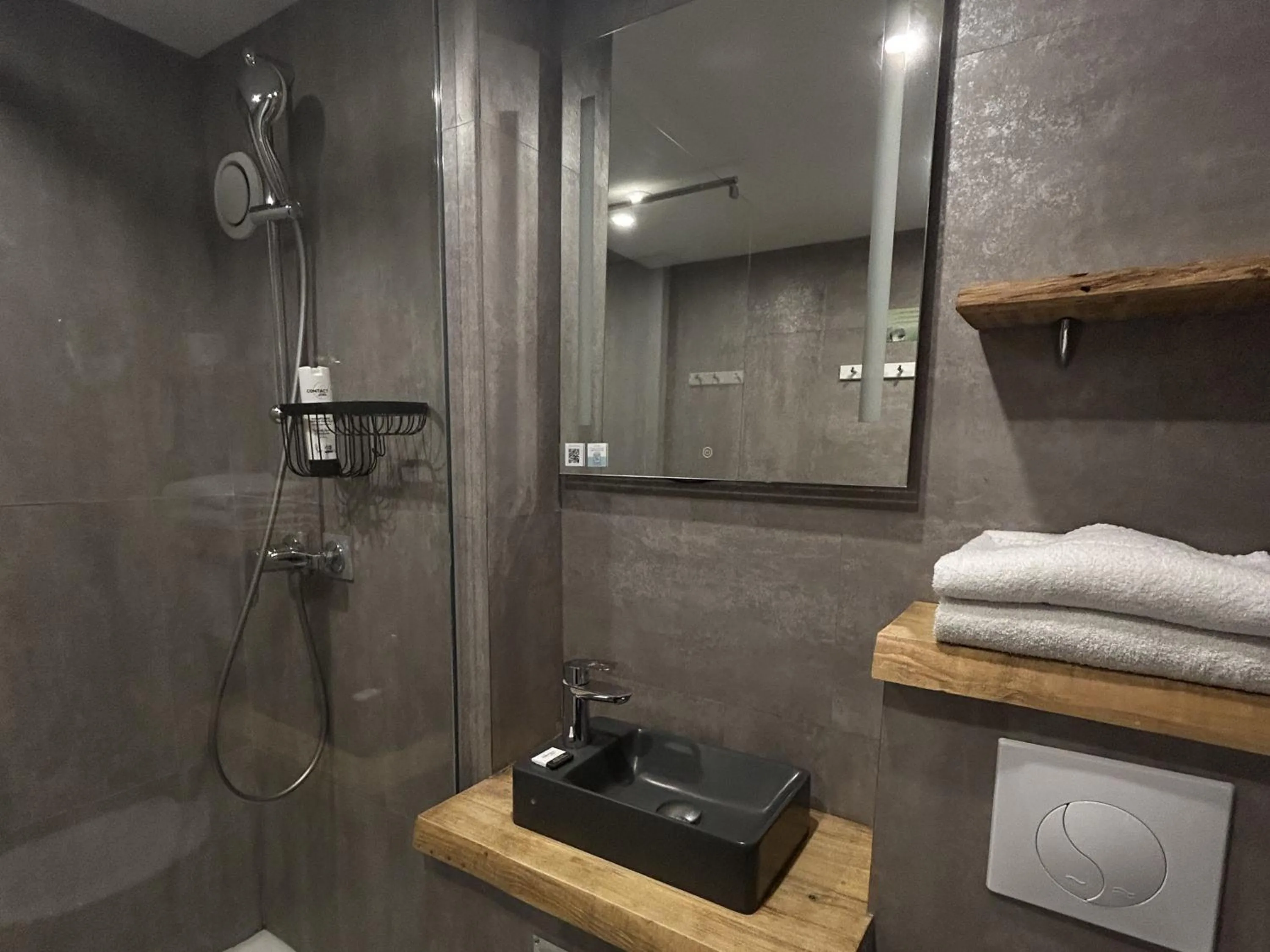 Shower in Contact Hôtel Le Provençal Bordeaux Lac