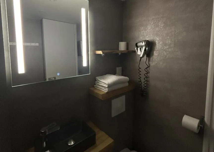 Bathroom in Contact Hôtel Le Provençal Bordeaux Lac