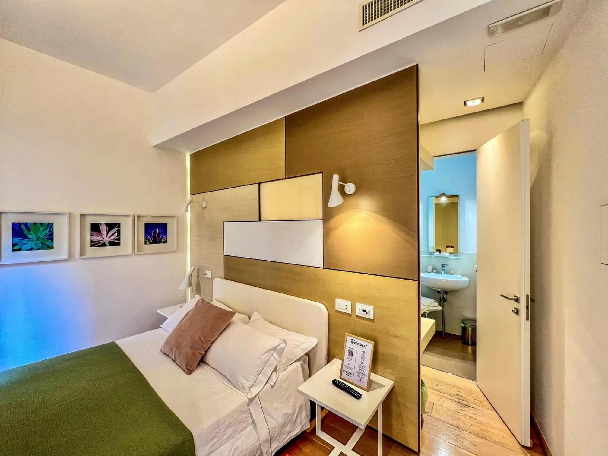 Bathroom, Bed in Santacroce Luxury Rooms