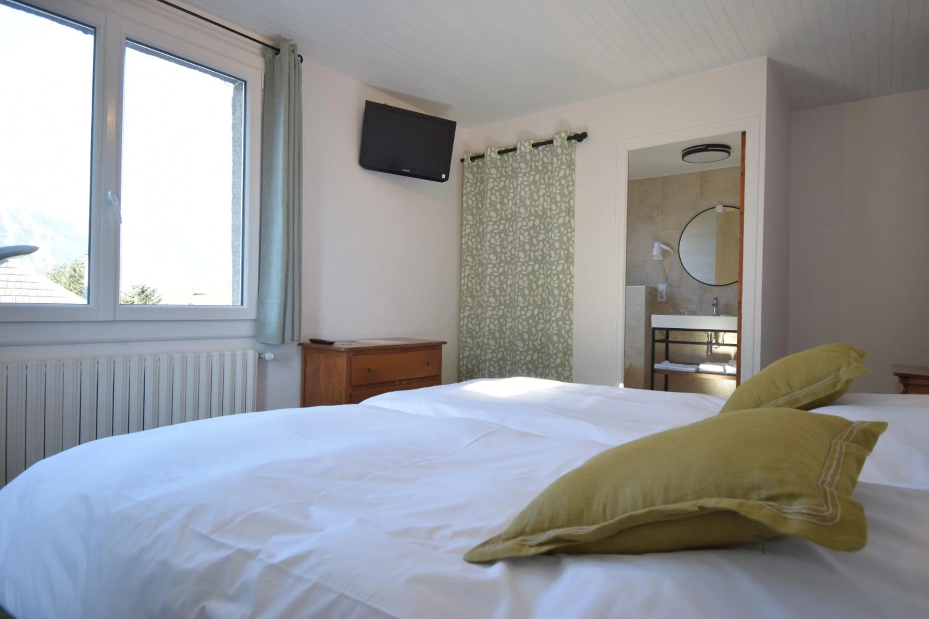 Bed in Hotel Les Chenets