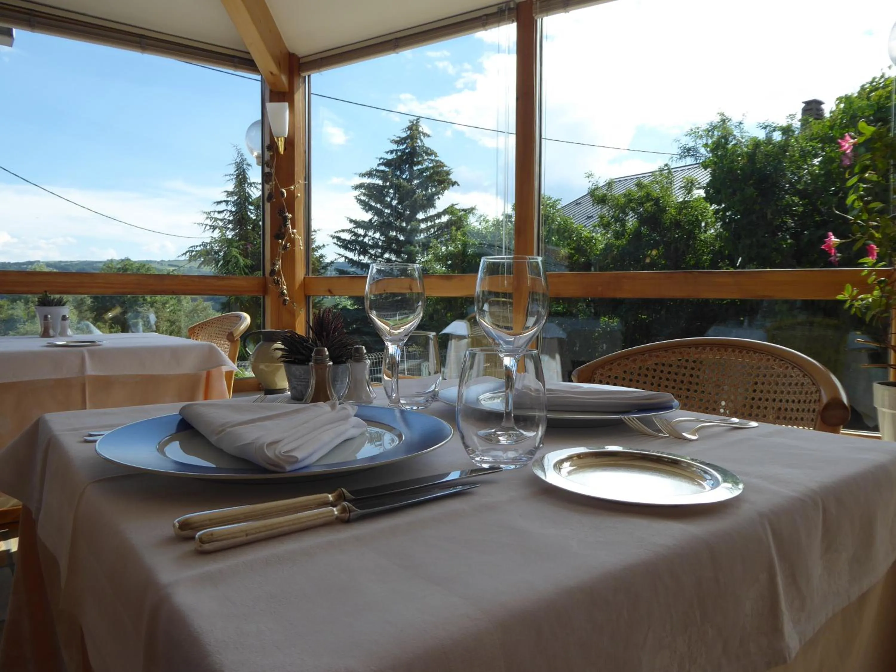 Restaurant/places to eat in Hotel Les Chenets