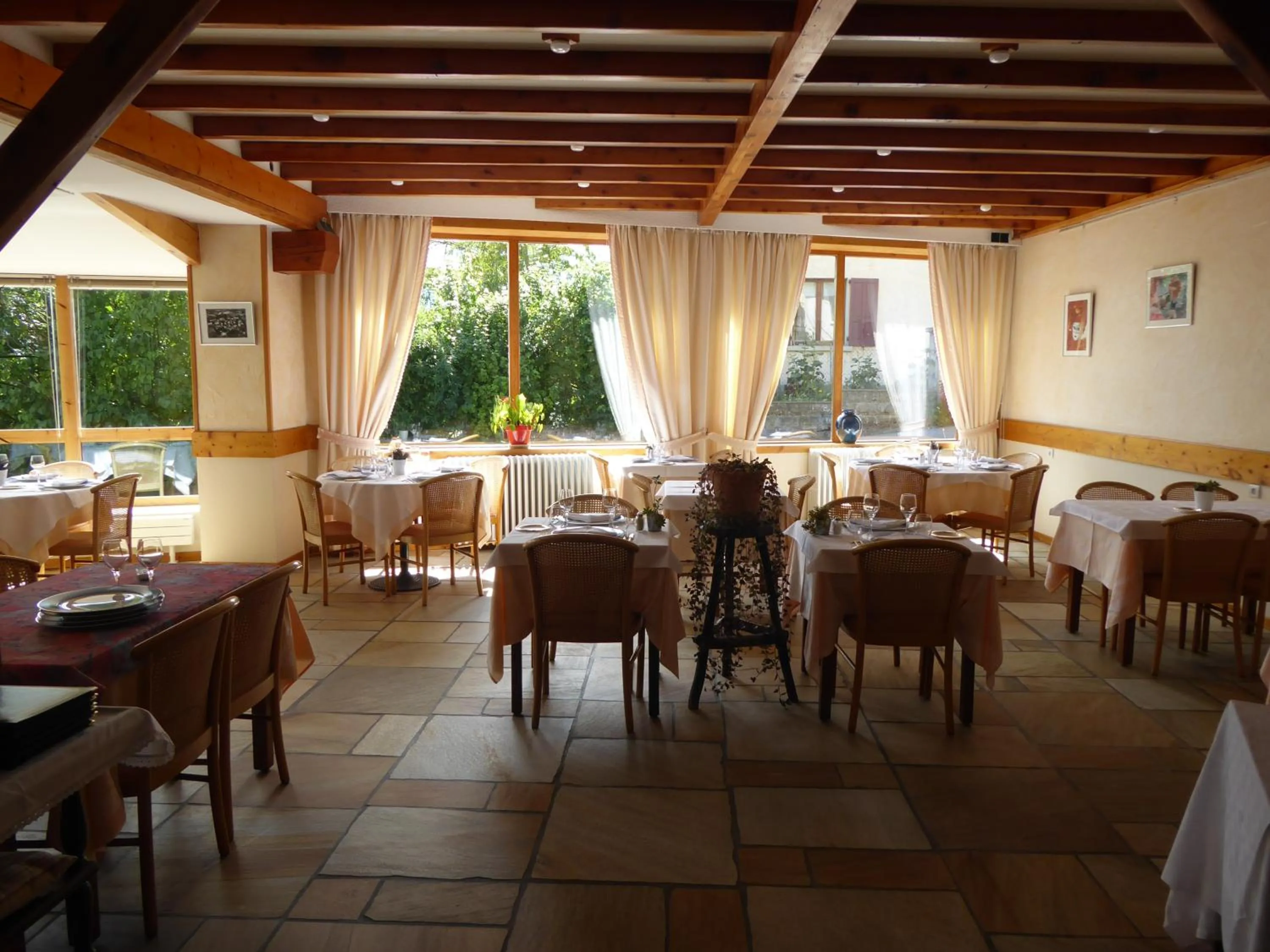 Restaurant/places to eat in Hotel Les Chenets