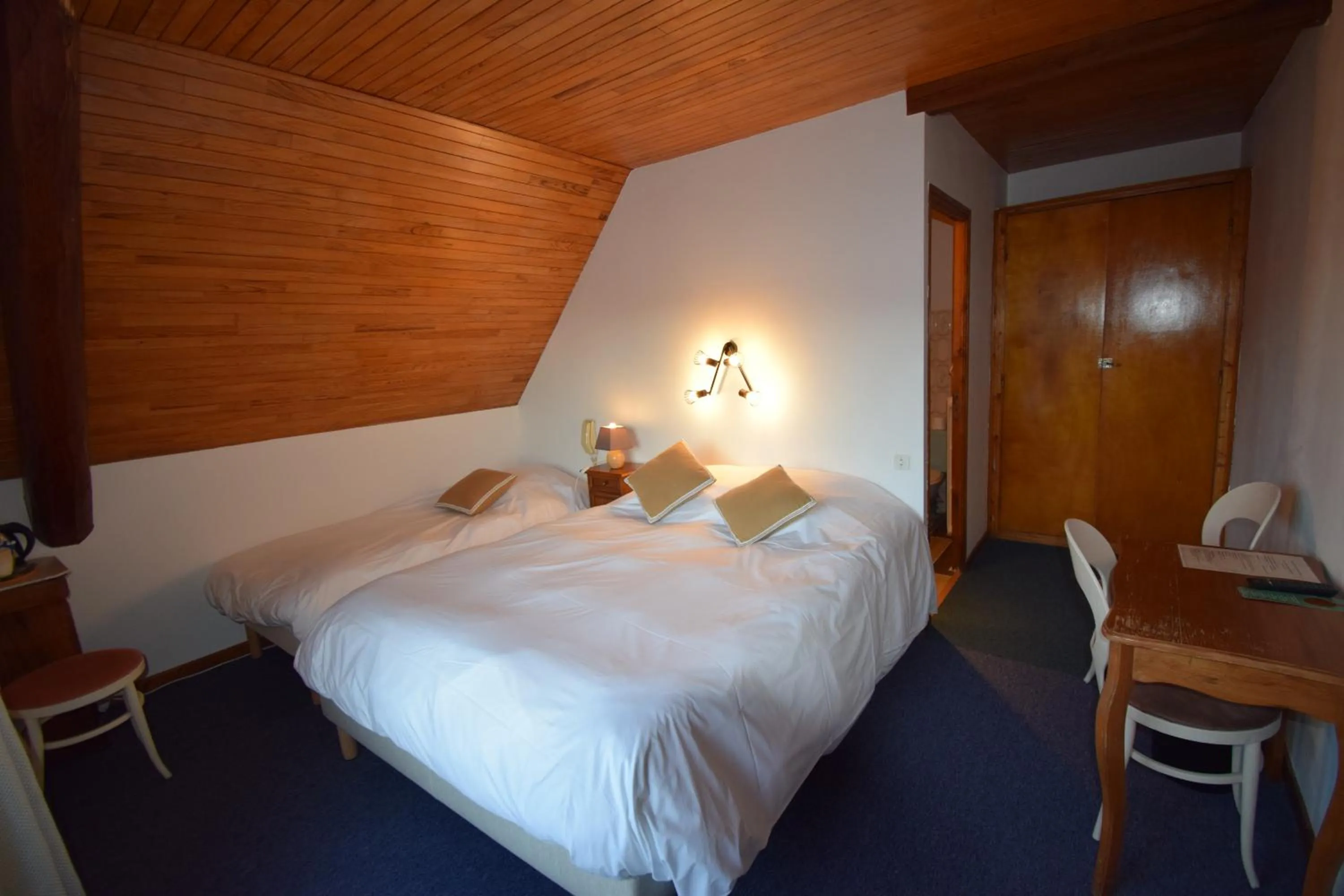 Bed in Hotel Les Chenets