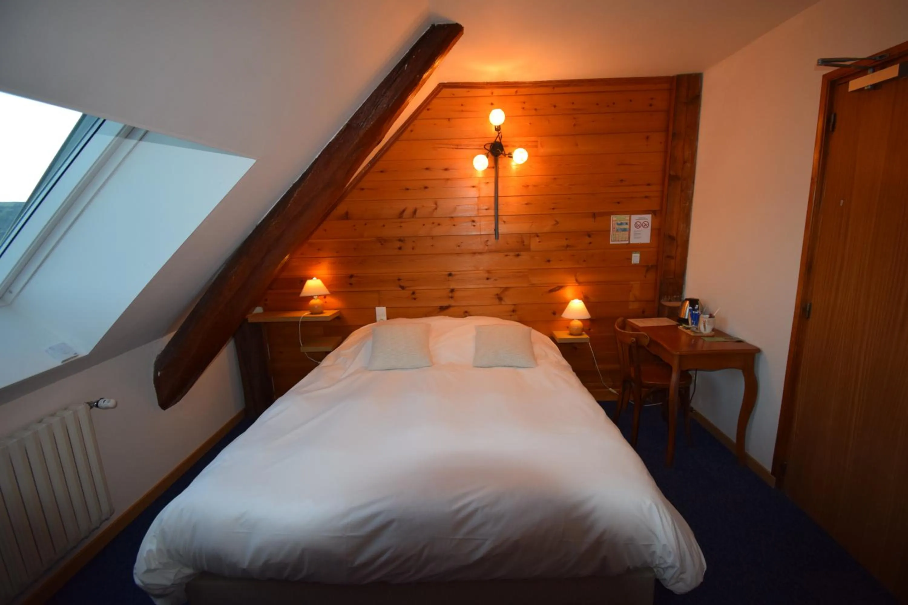 Bed in Hotel Les Chenets