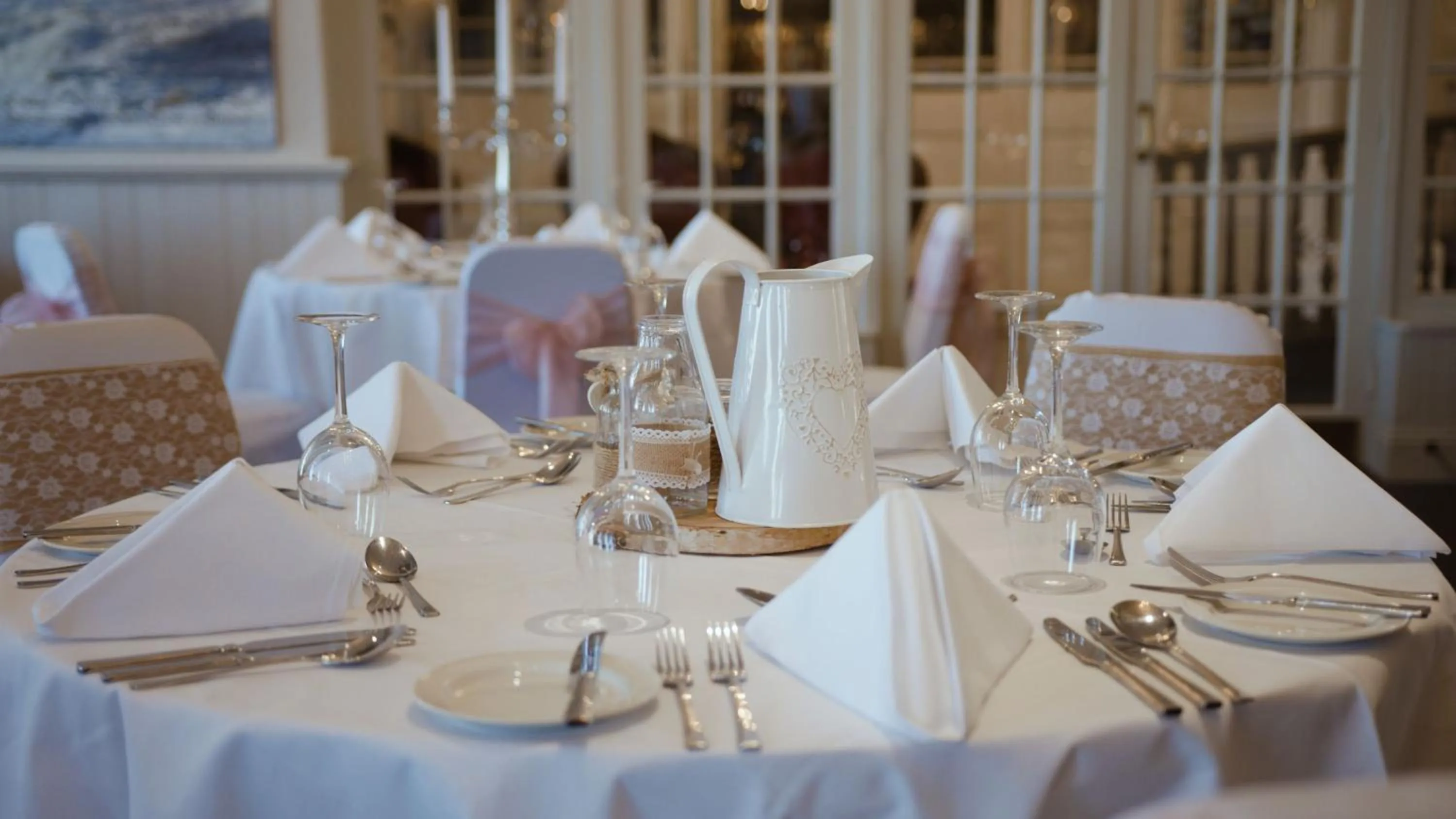 Restaurant/places to eat in The Falcon Hotel