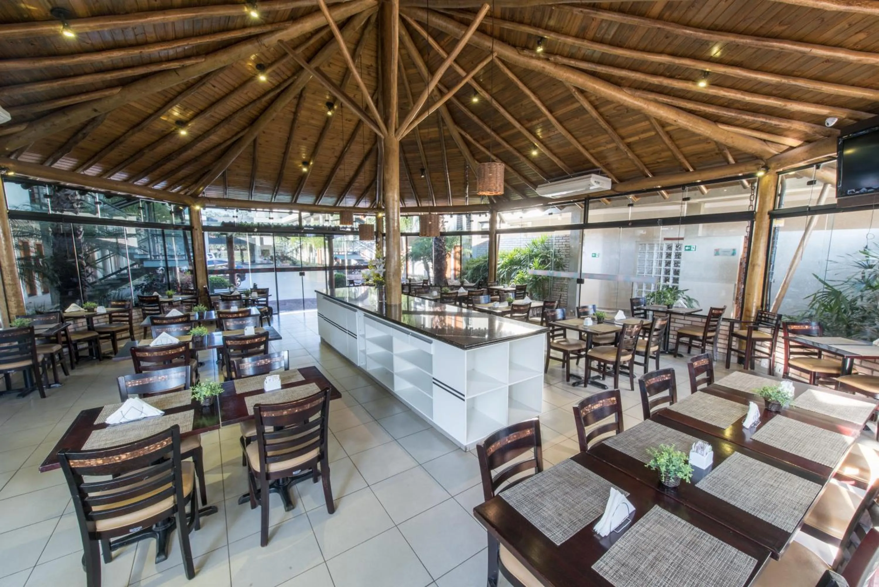 Restaurant/places to eat in Limeira Suítes