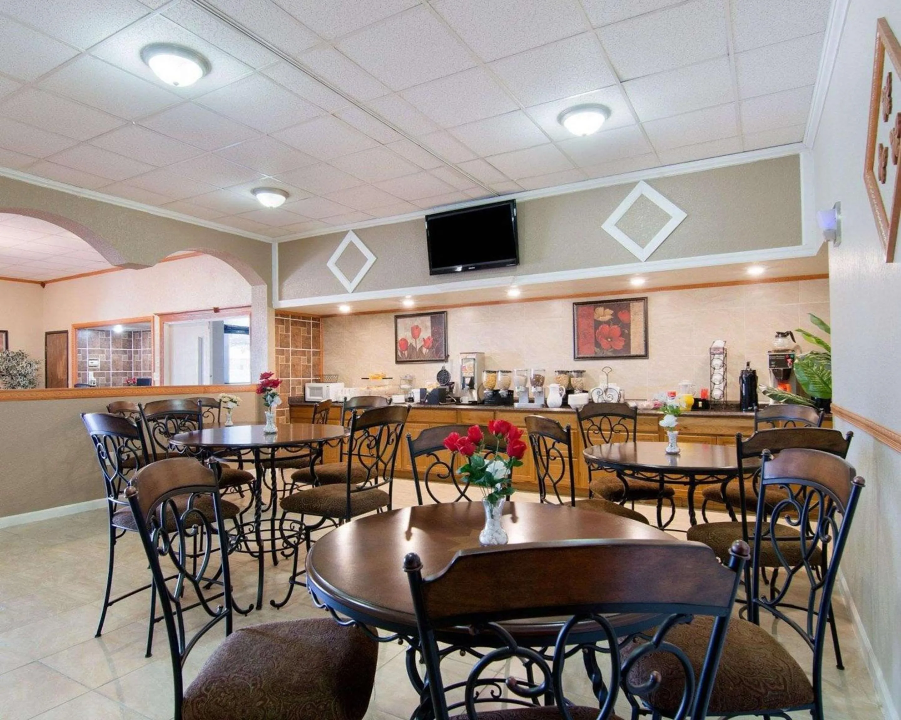 Restaurant/places to eat in Knights Inn & Suites Emporia