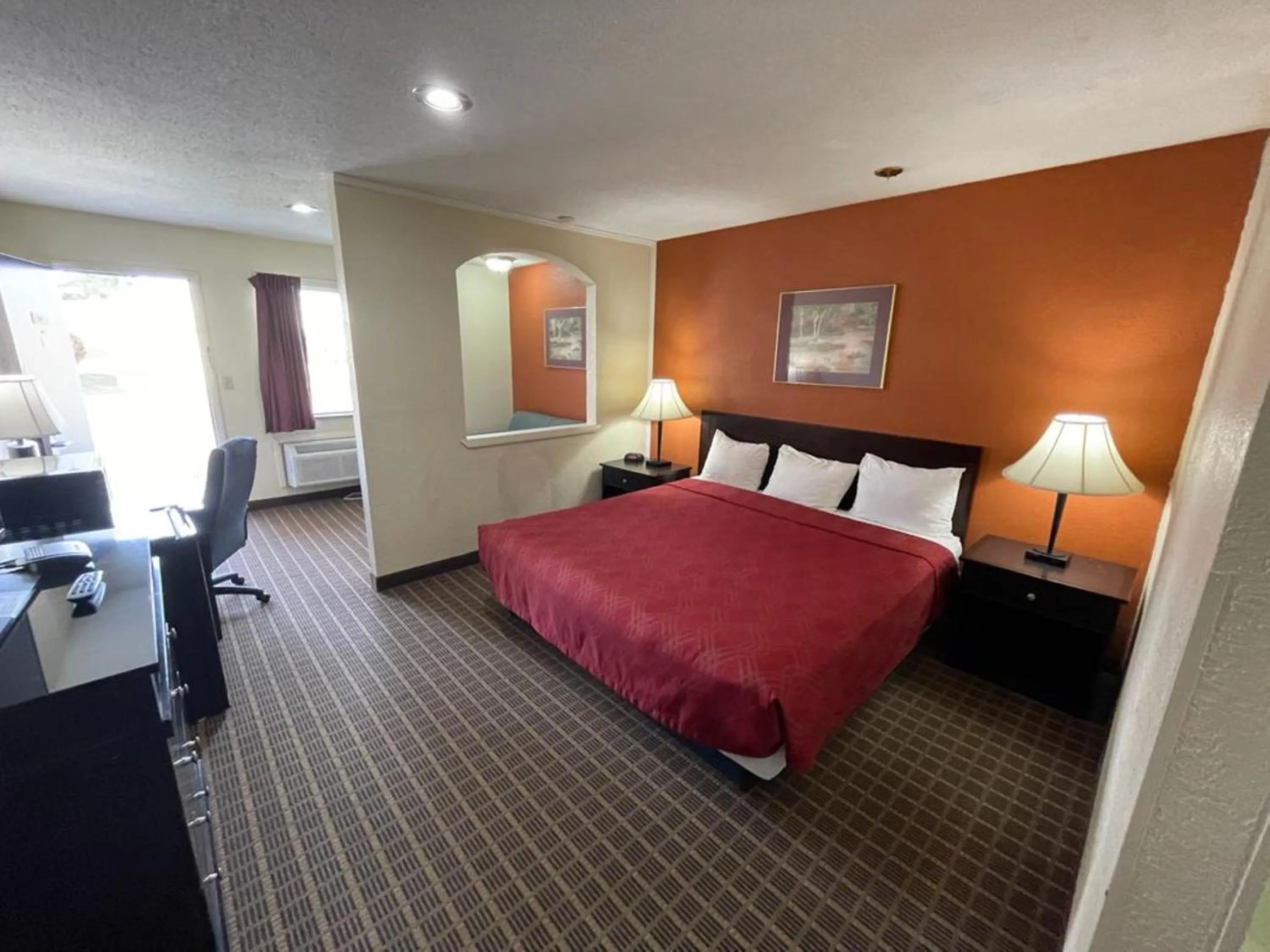 Bed in Knights Inn & Suites Emporia