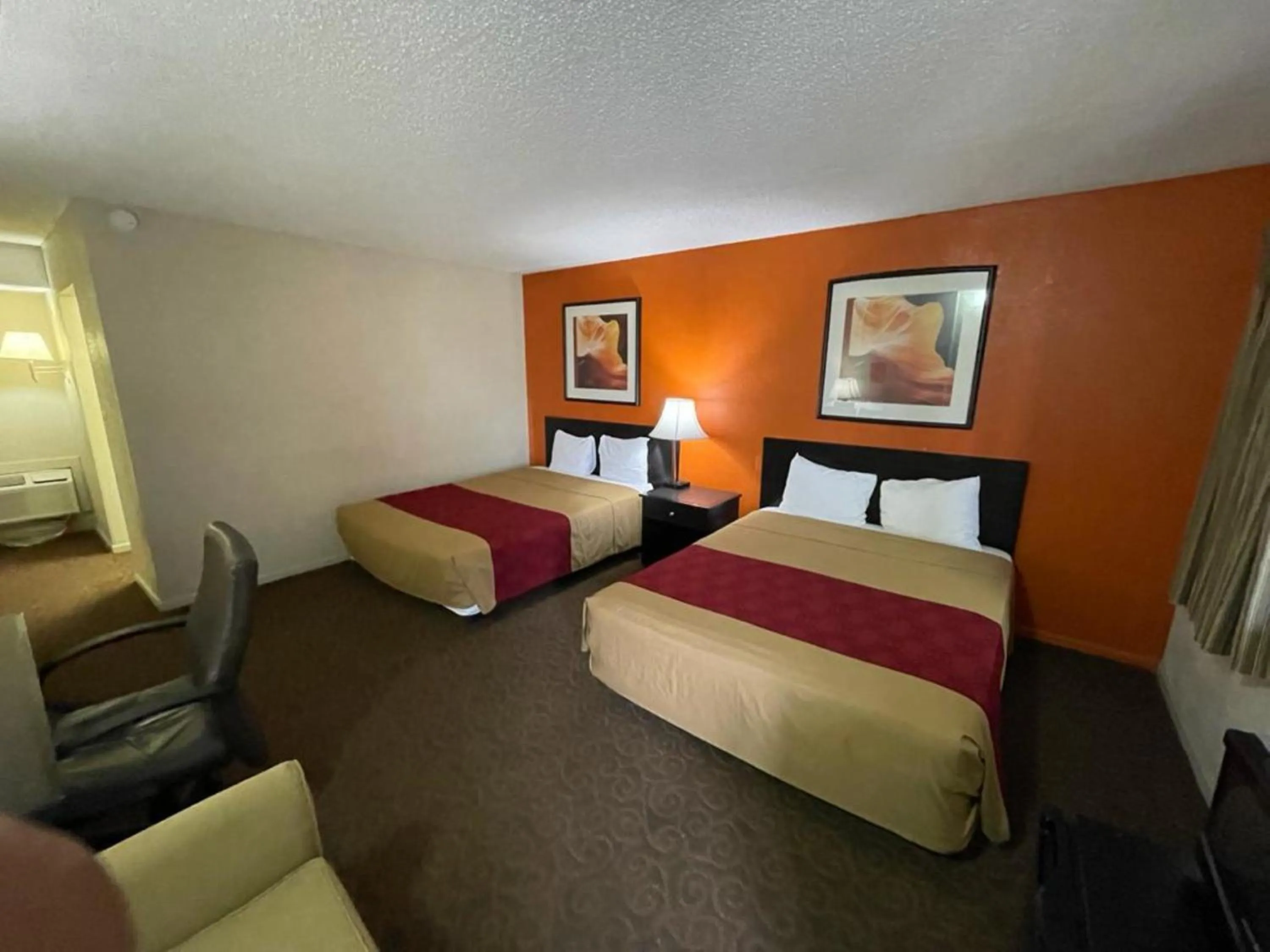 Bed in Knights Inn & Suites Emporia