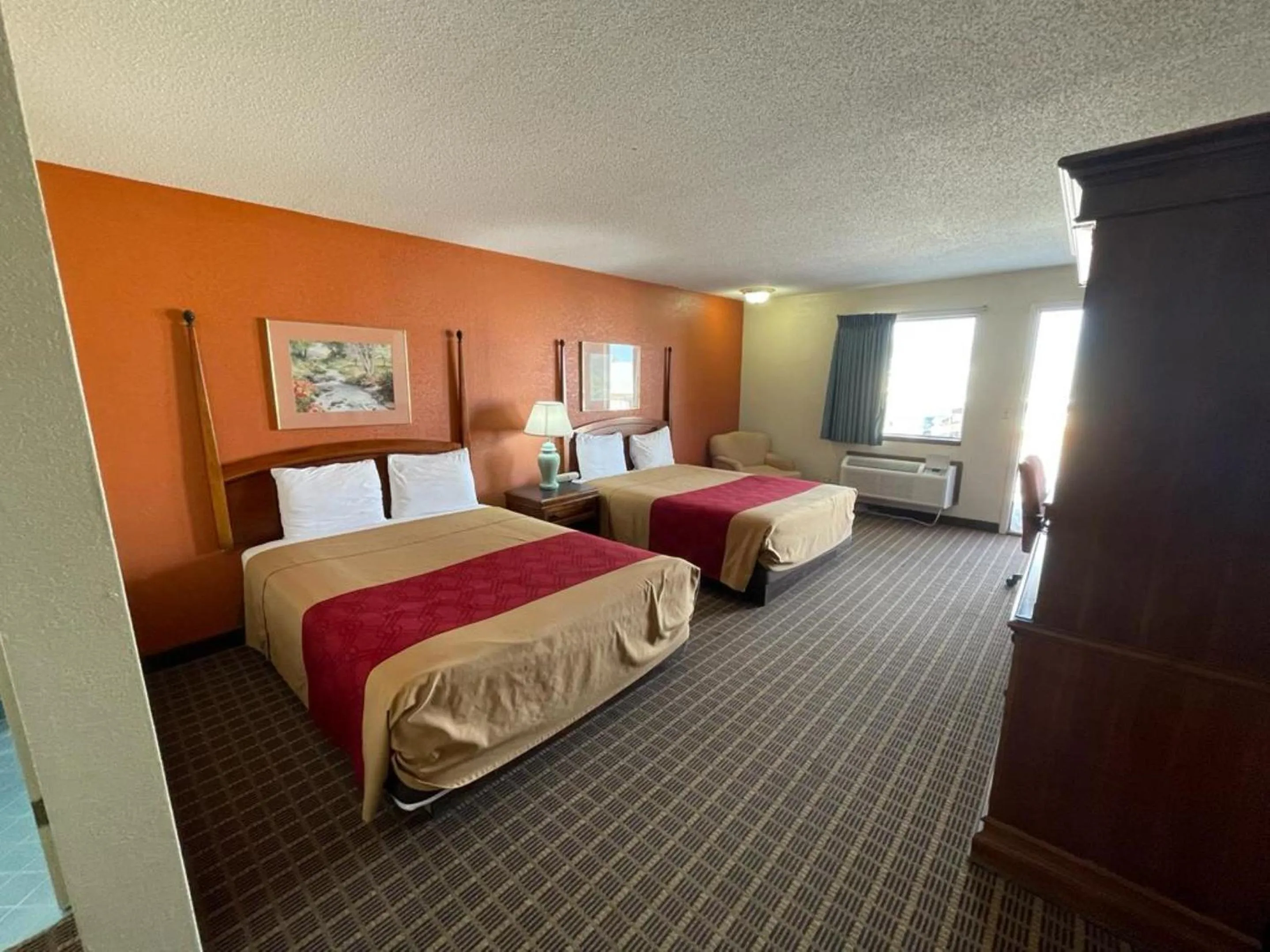 Bed in Knights Inn & Suites Emporia