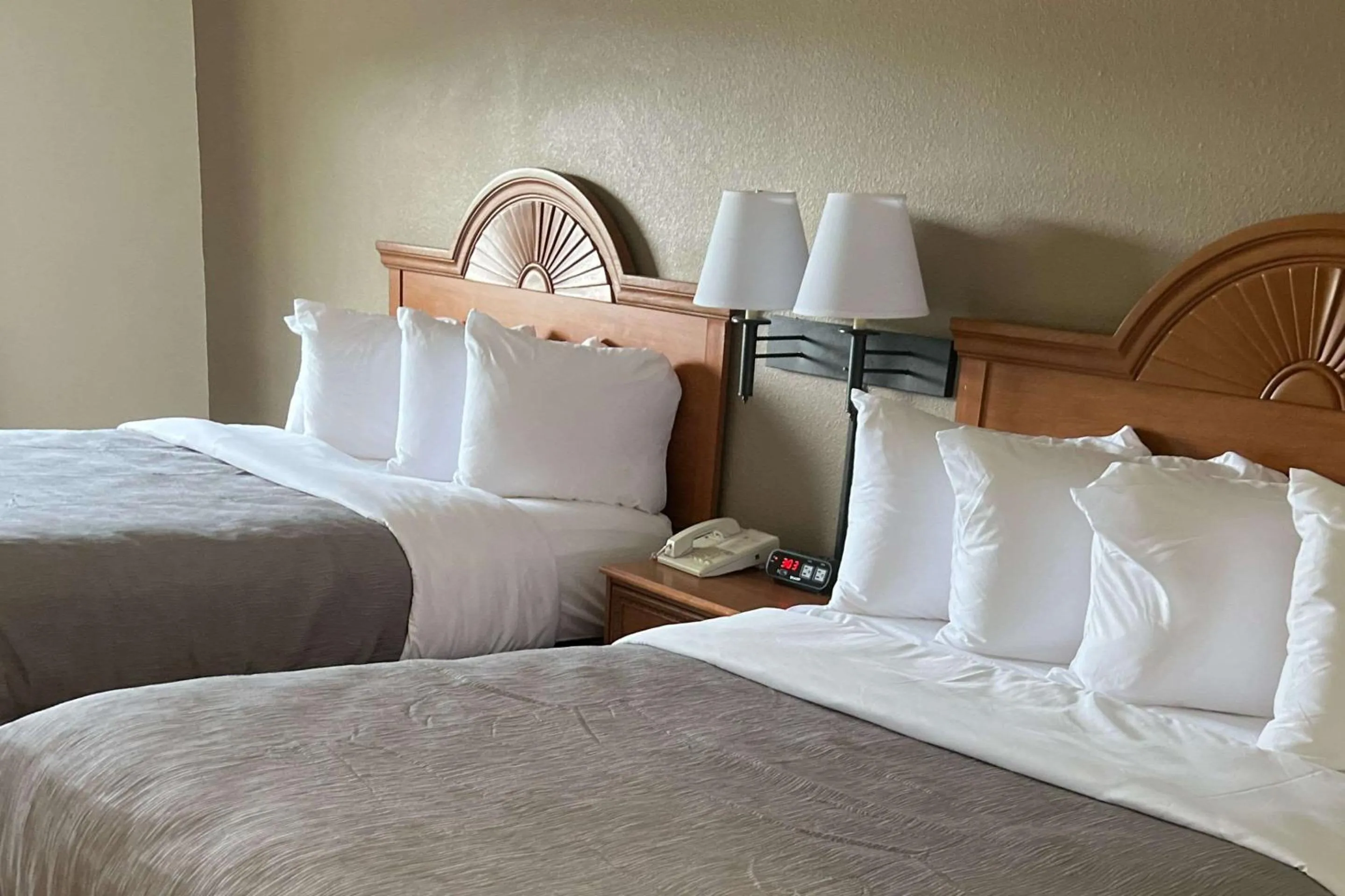 Bedroom, Bed in Super 8 by Wyndham Huntington WV