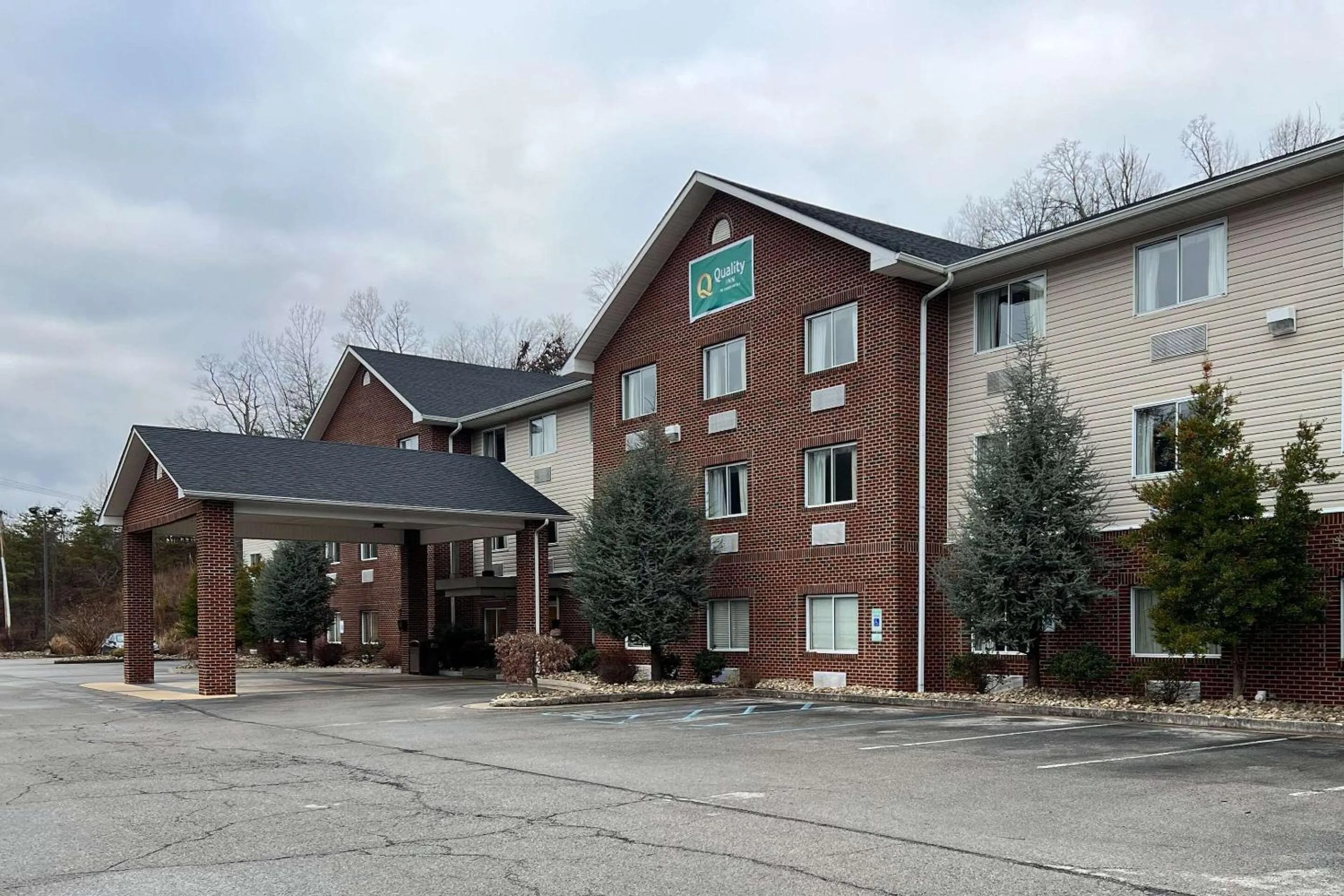 Property building in Super 8 by Wyndham Huntington WV