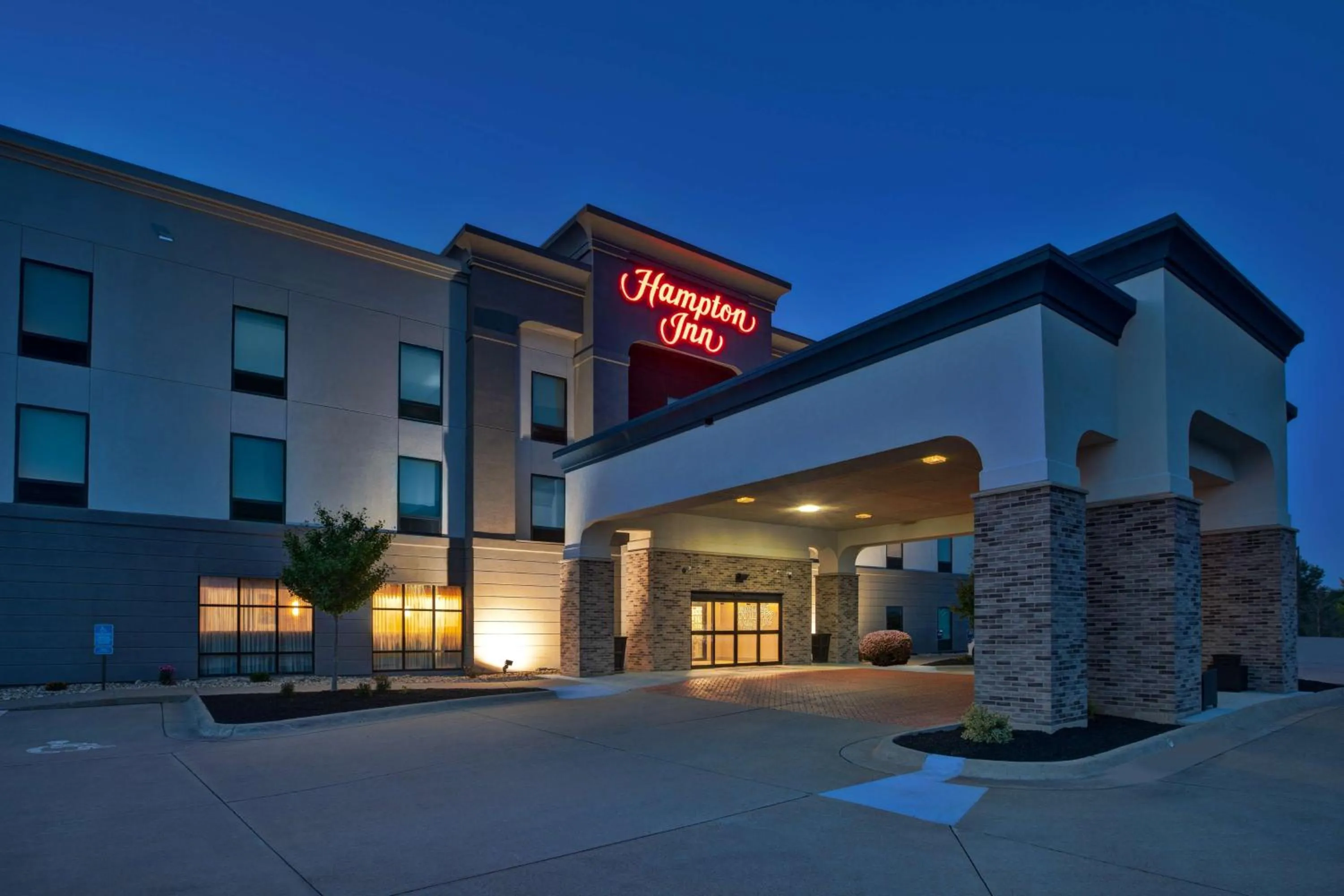 Property building in Hampton Inn Clinton