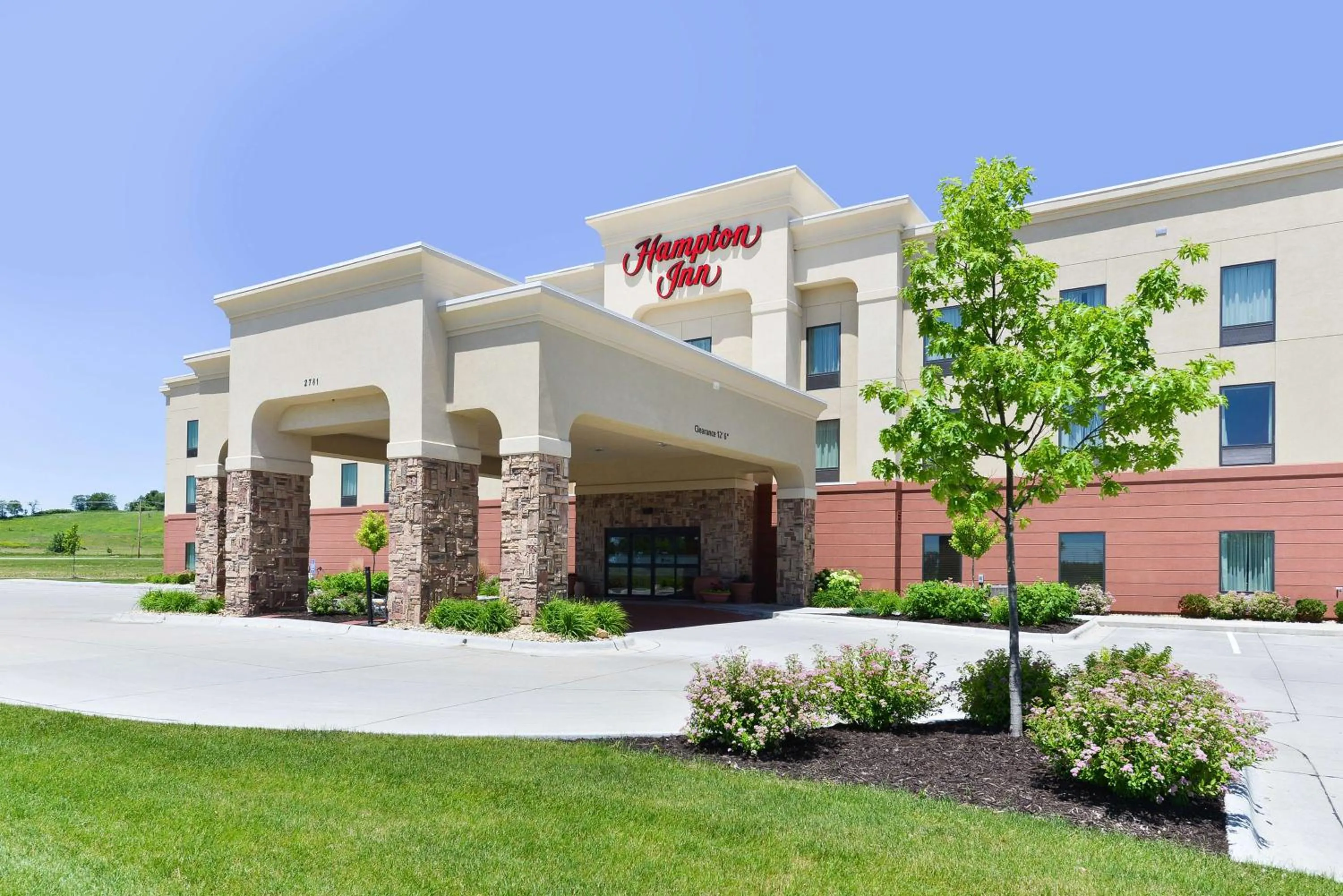 Property building in Hampton Inn Clinton