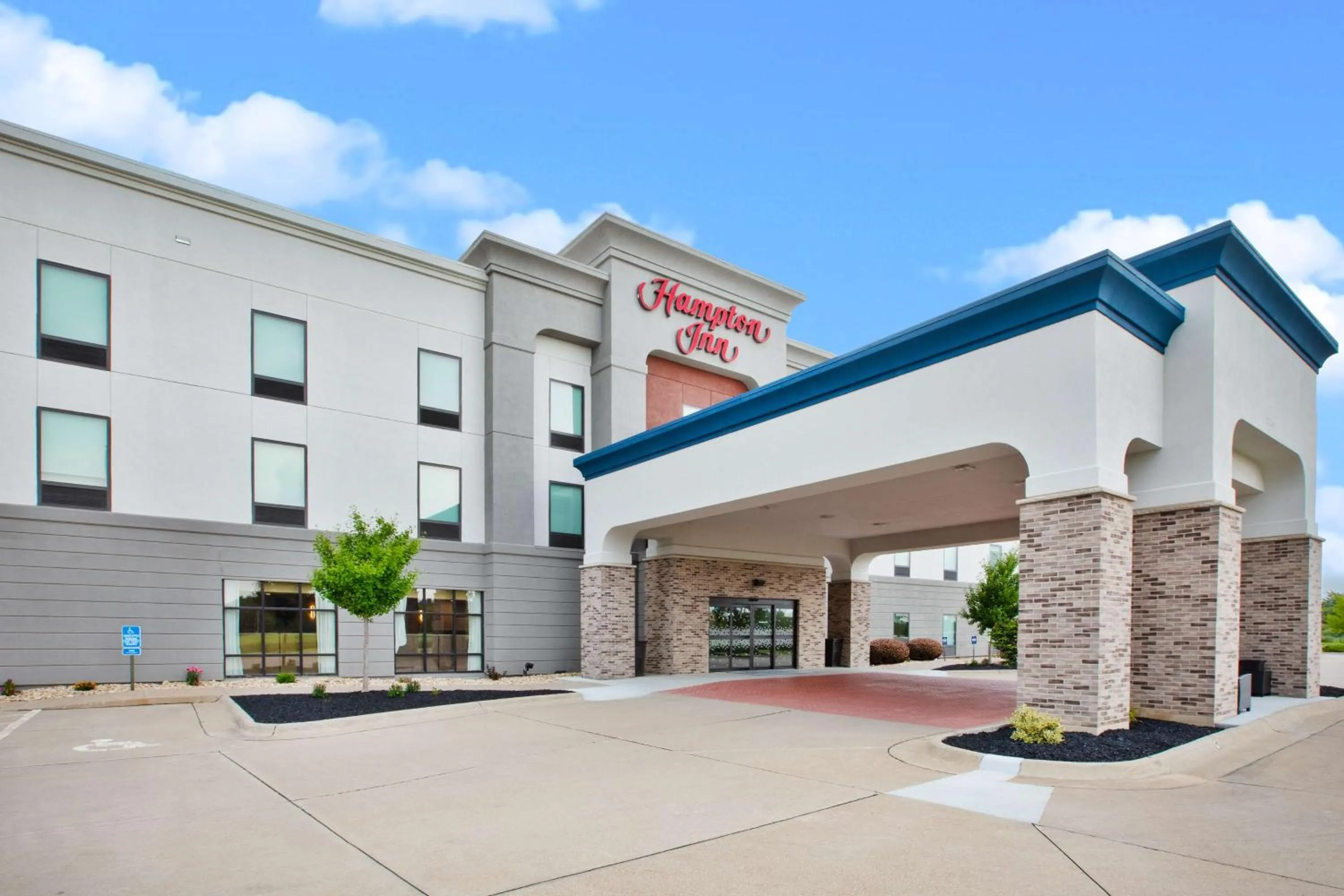 Property building in Hampton Inn Clinton