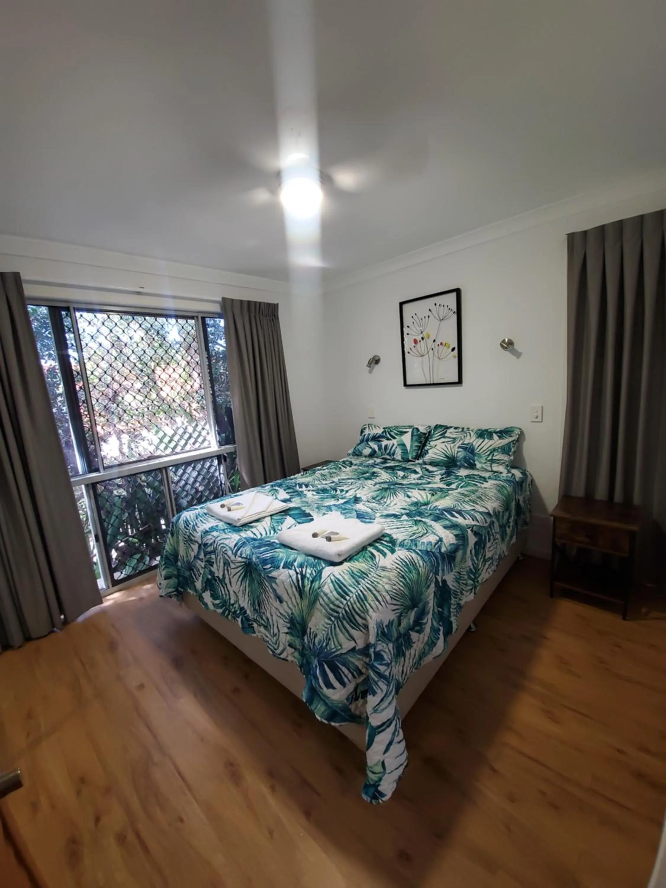 Property building, Bed in Sunset Cabins 1770