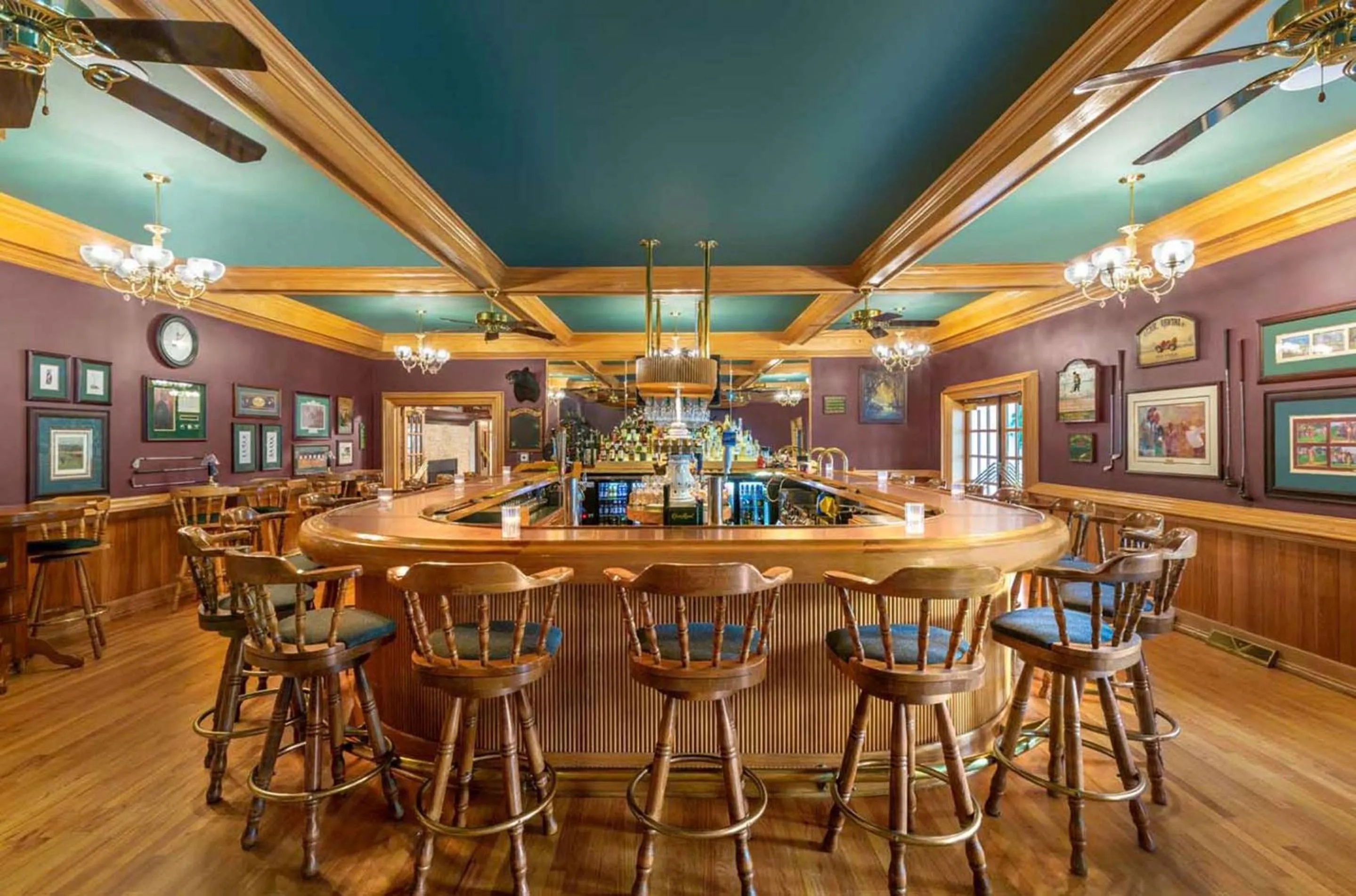 Lounge or bar in Four Seasons Island Resort