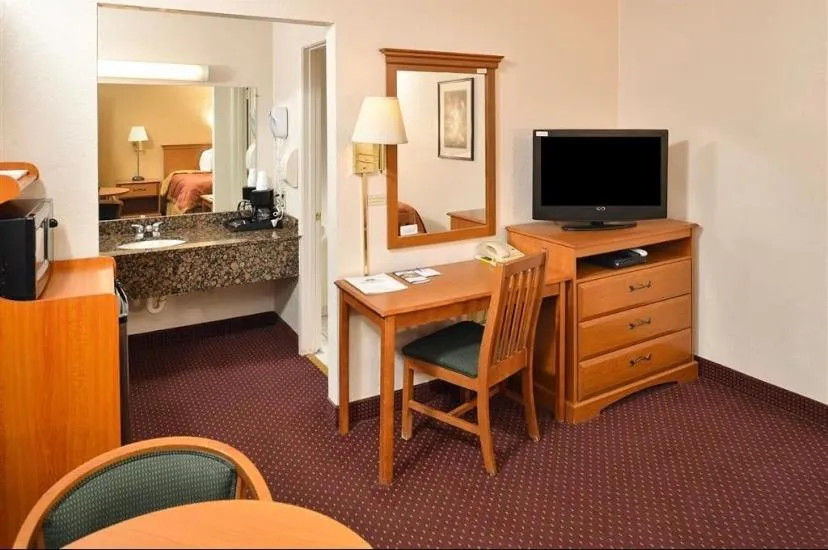TV/Entertainment Center in American Best Value Inn Springerville