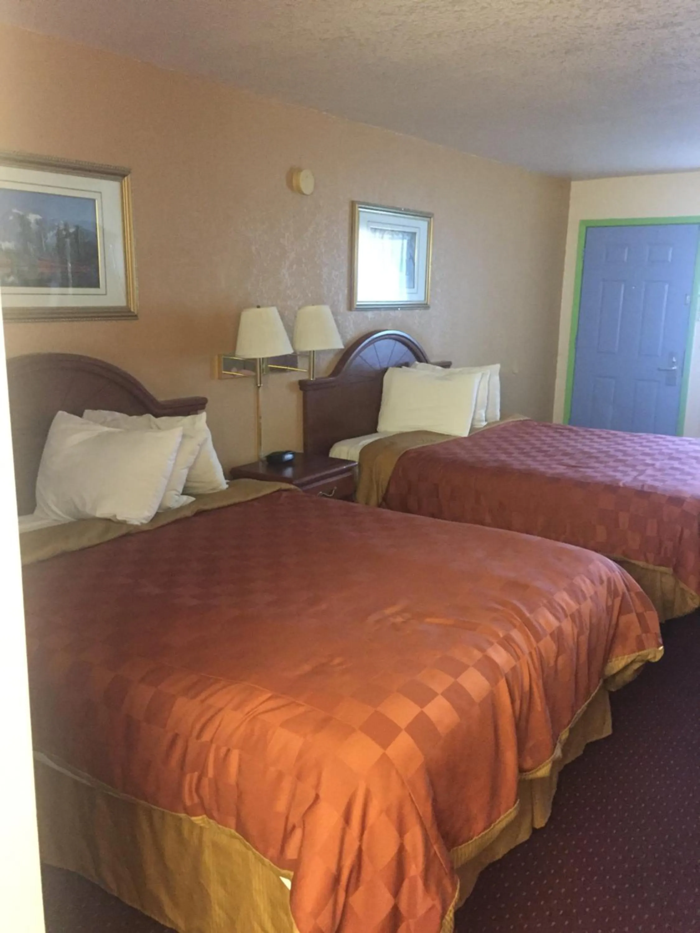Bed in American Best Value Inn Springerville
