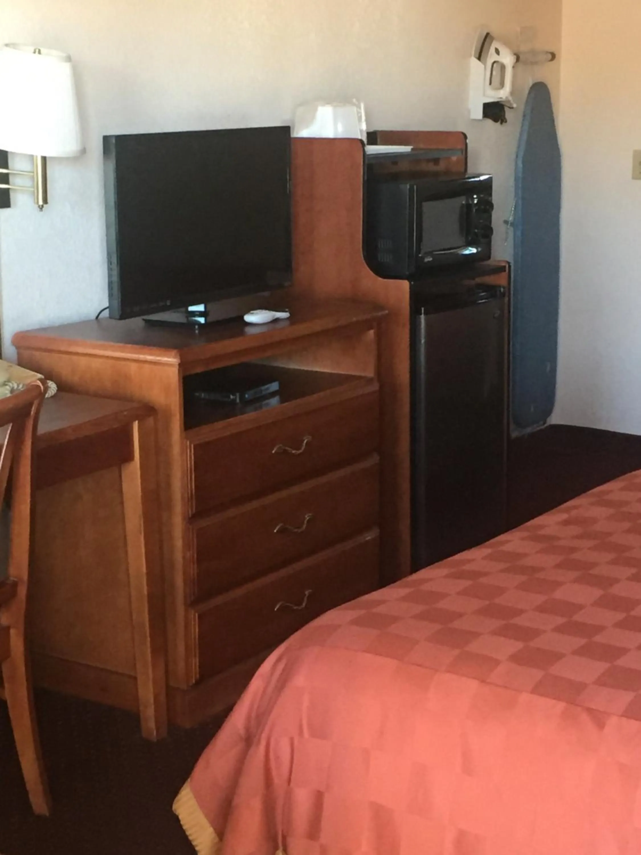 TV/Entertainment Center in American Best Value Inn Springerville