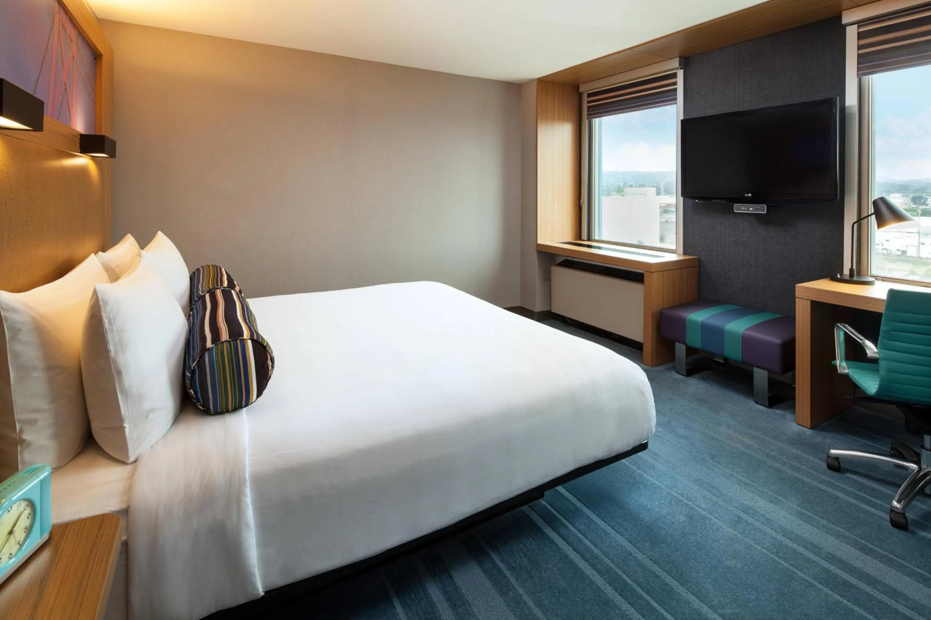 Bed in Aloft San Francisco Airport