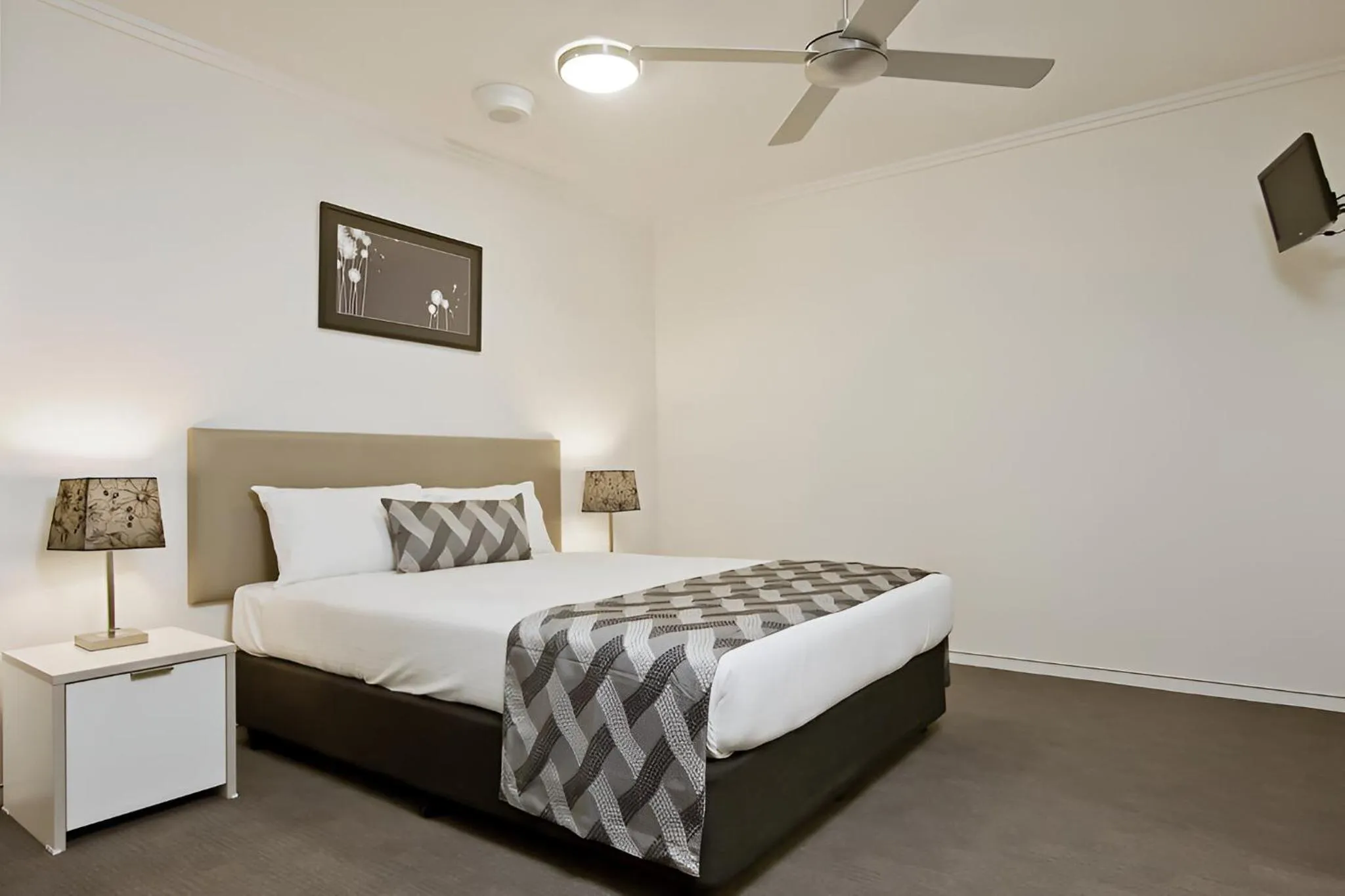 Bedroom, Bed in The Capitol Apartments