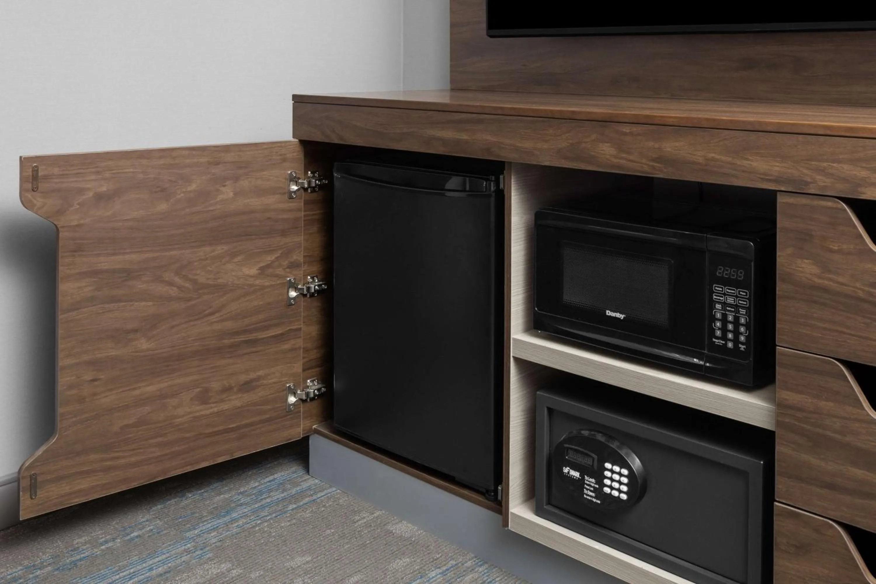 Photo of the whole room in Hampton Inn Cleveland-Downtown