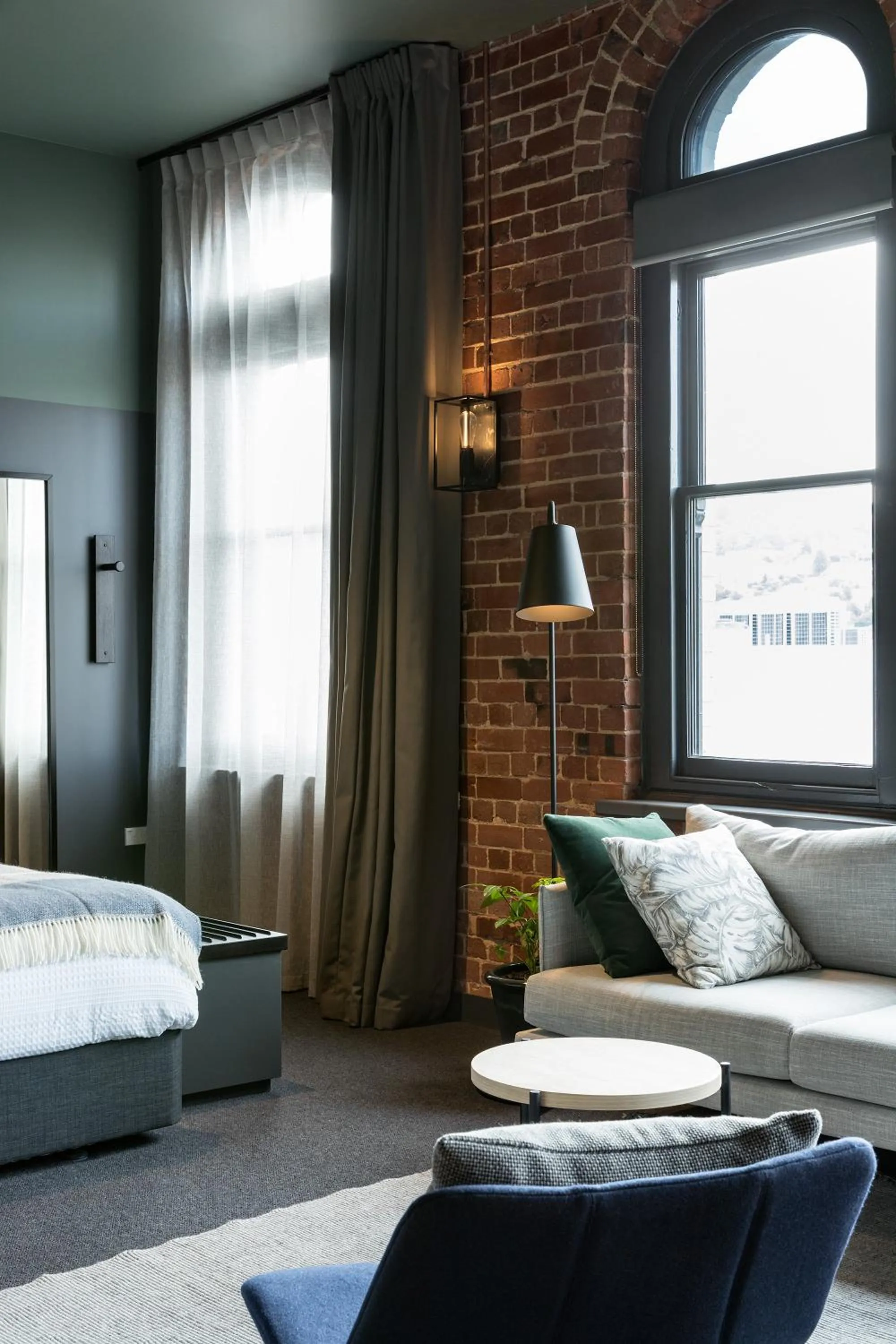 Seating area, Bed in The Chamberson