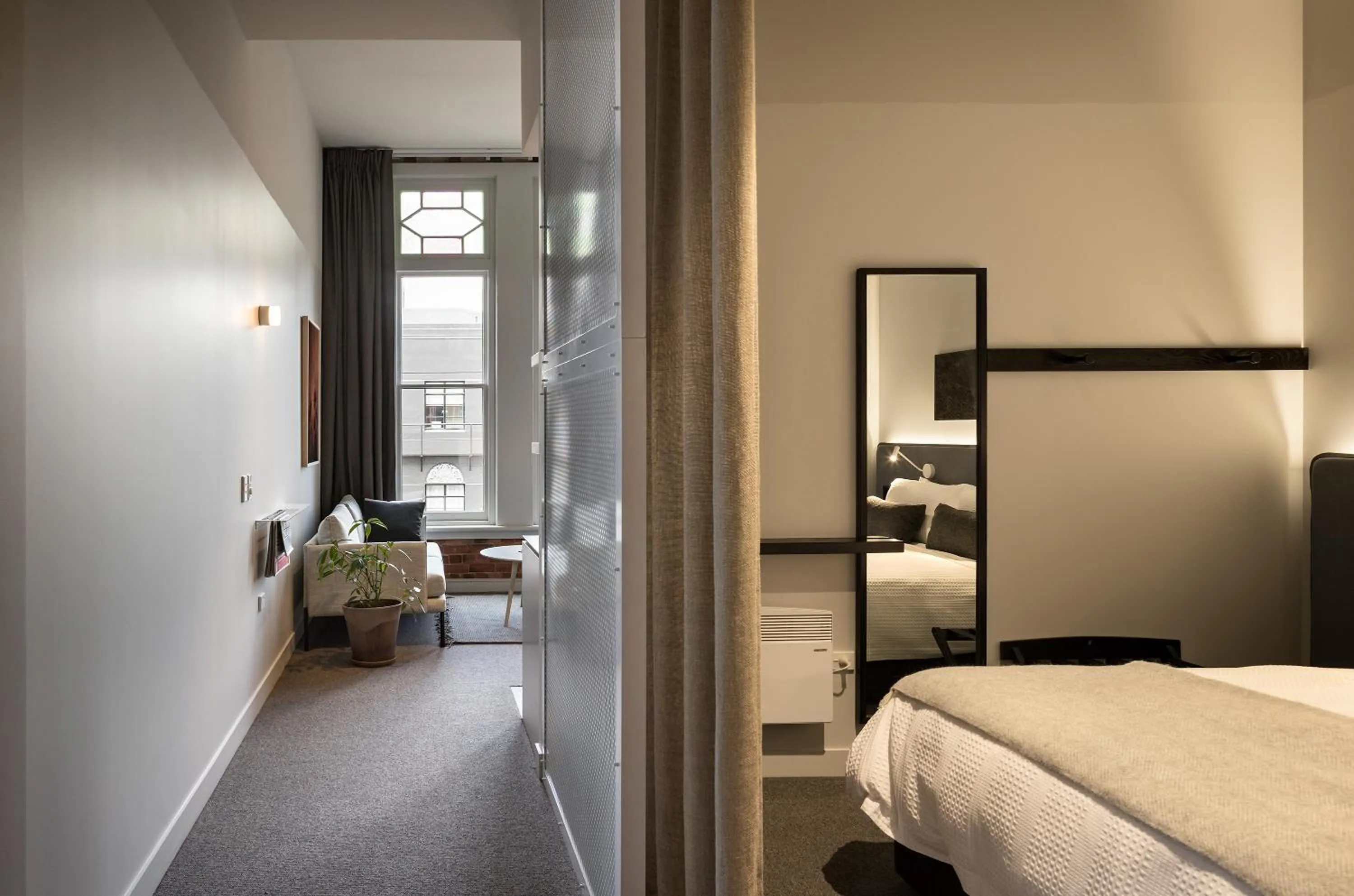 Seating area, Bed in The Chamberson