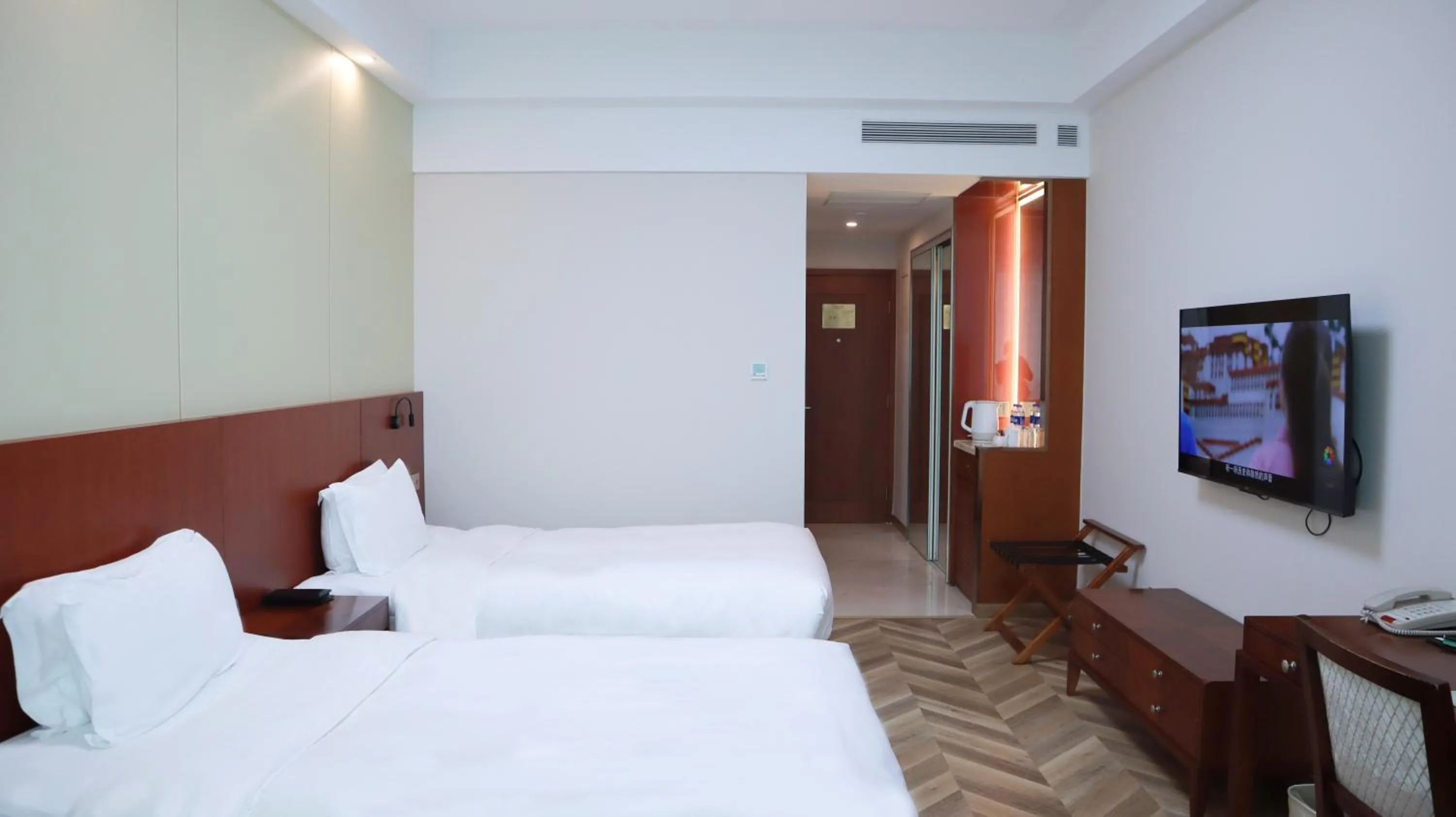 Photo of the whole room, Bed in Shanghai Metropark Jichen Hotel